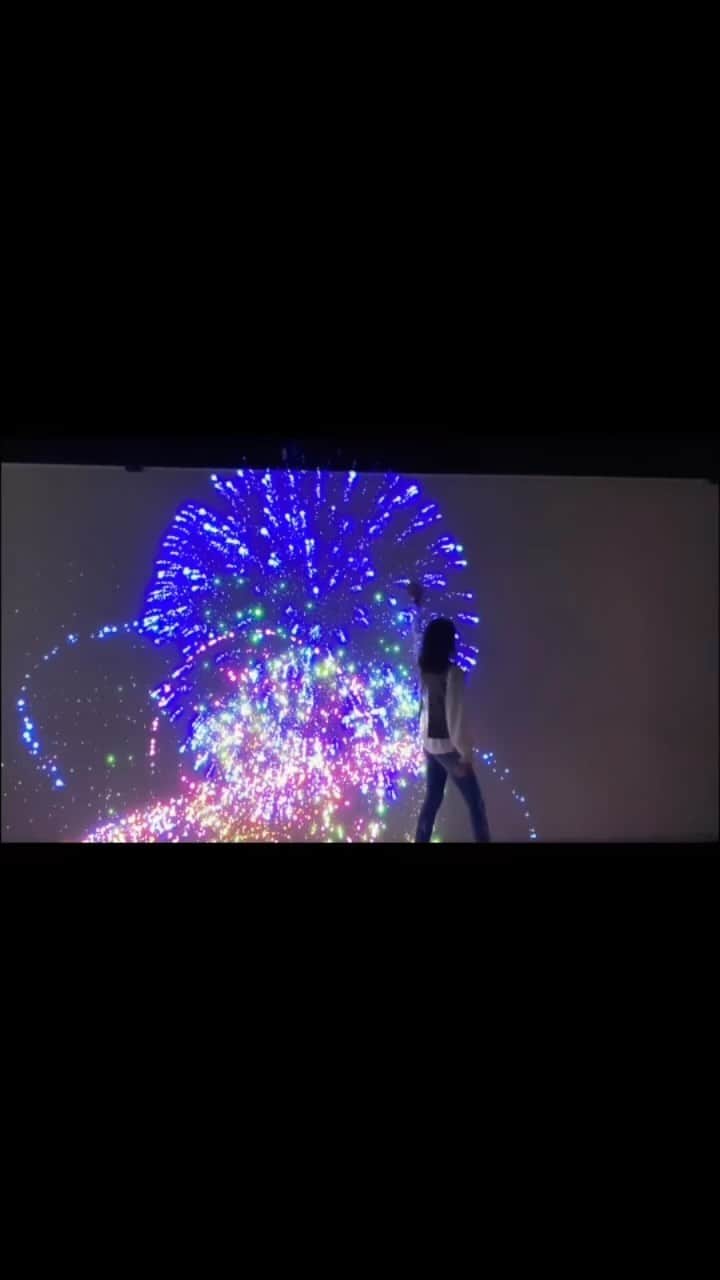 渡辺安里のインスタグラム：「姪っ子甥っ子を楽しませようとして、自分が楽しんでるって人いますよね。 花火、今年見てないからさ、これでも嬉しかった🤣」