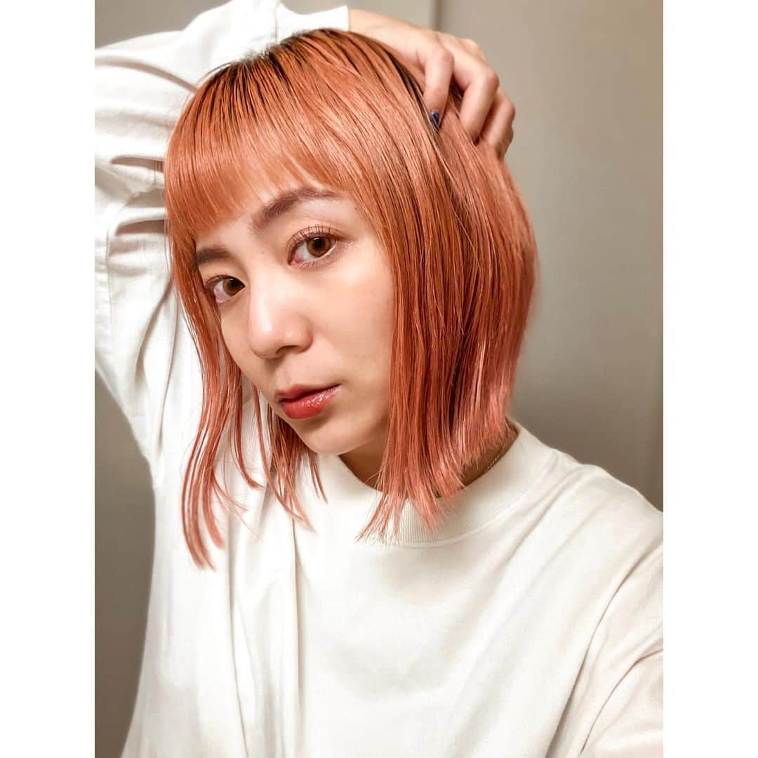 樋口智子のインスタグラム：「髪色、色落ちもいい感じー☺️  ソマルカのオレンジとピンクのシャンプーを気分で使い分けてカラーチャージしてるよ🍊🍒  最近は @cruum_official のサンフラワーが髪色と合ってお気に入り😏  オイルたっぷりめでウェットな感じにしてるよー！  #ハイトーンカラー #カラー #ブリーチカラー #ヘアカラー #ぱっつん前髪 #オン眉 #オン眉ボブ #ぱっつんボブ #ストレートヘア #外ハネボブ #ピンクオレンジ #グラデーションカラー」