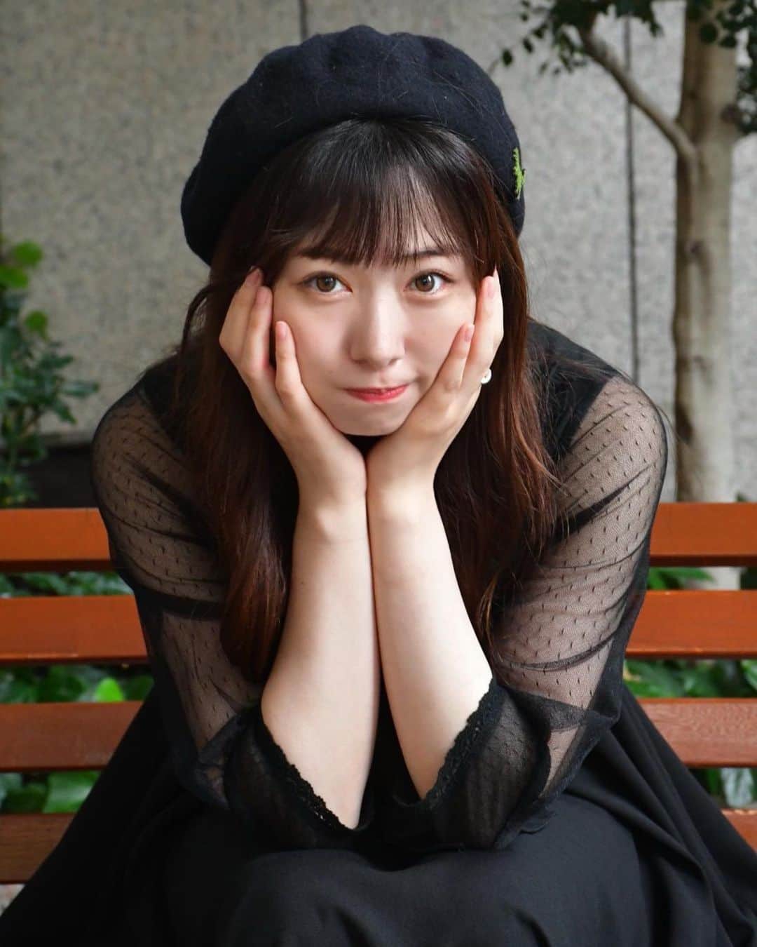 のインスタグラム：「雨止むかなぁ~の時🌂」