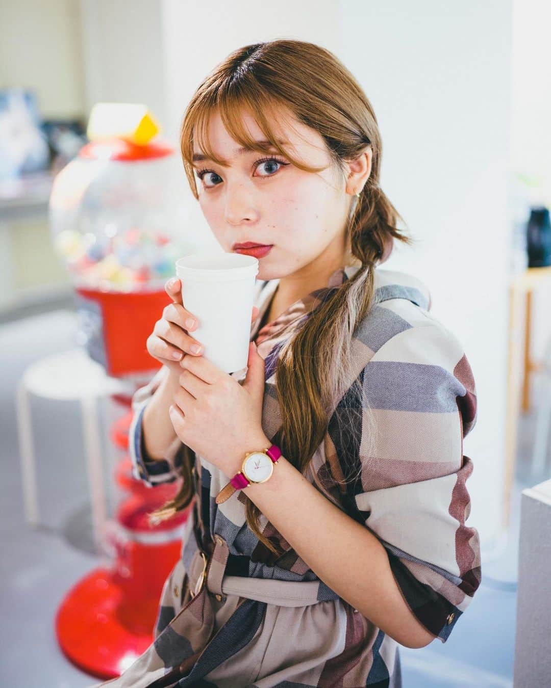 葵なつみのインスタグラム：「個展見に行った際にお茶してるわたし🍵  コーヒー派女子☕️  photo🐸 @kenta_soyoung   #photo #被写体」