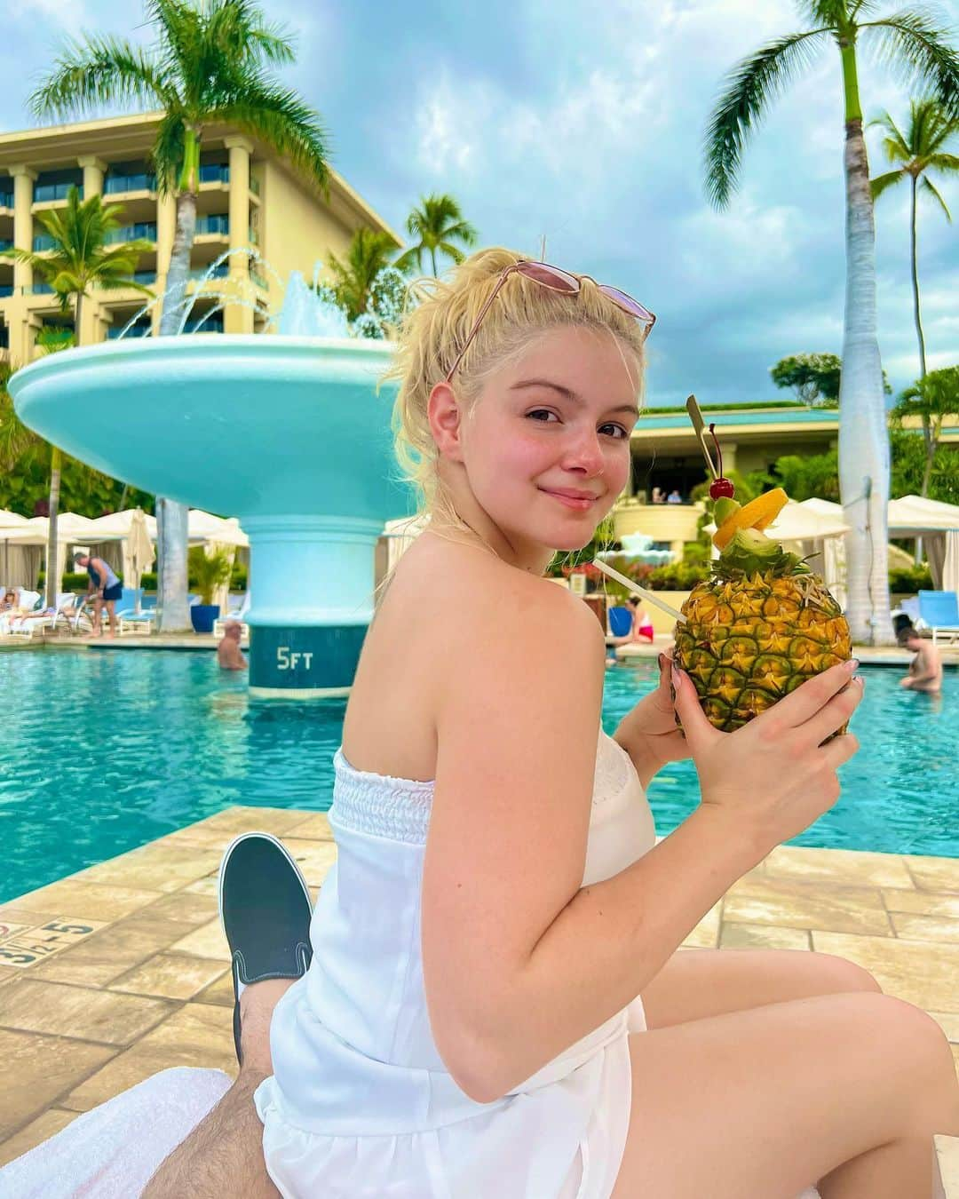 アリエル・ウィンターのインスタグラム：「Forever trying to be an island girl🍍🌺」