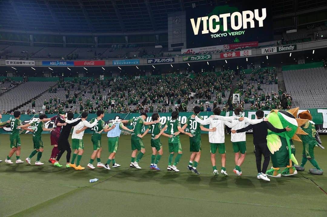 加藤弘堅のインスタグラム：「7連戦 . 思い描いた結果ではない9月でした。 . その中でもみんなでコミュニケーションを取り、 トレーニングではできるだけ明るく過ごしたつもりです。 みんなが話すサッカー感は本当に面白く、魅力あるものばかり。 全部正解だけど、 チームとしてヴェルディとして戦うには 定められた方向性に矢印を向けて 向かう方向は合わせないといけない。 負けが続けば、みんなしんどいけど そうゆう時に何ができるか… 自分のやりたい事ではなく、 自分に与えられたやるべき事をやれるかどうか。 . 相手に要求も大切だけど 自分自身がその要求を受け入れてもらえる普段の行いができているか、、、 . 良い時に良いのは当たり前で 悪い時にどう振る舞い、何ができるかは 人としても大切なことだと思う。 . 内容はもっと突き詰めないといけないけど 7連戦の最後の2試合を2連勝できたのは みんなの努力と向き合った成果だと思う。 . 今年はワールドカップの関係で 10月でシーズン終了 . 後4試合、より良いチームになれるように このメンバーでできる4試合を  良い結果で終われるように頑張ります。 . #東京ヴェルディ #加藤弘堅」