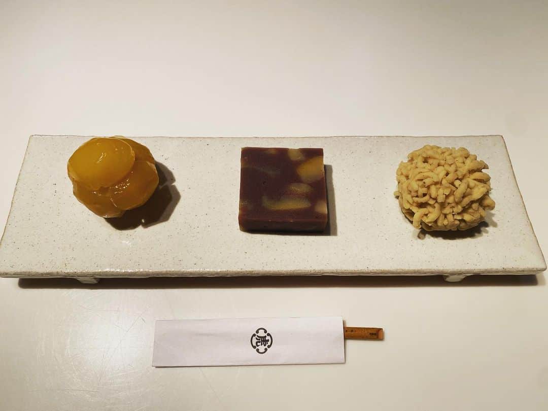 のインスタグラム：「そして食後には 栗🌰の和菓子3種 @toraya.wagashi  栗好きにはたまらない❣️  #伊達公子 #kimikodate  #テニス  #テニスプレイヤー #tennis  #tennisplayer #2022年9月26日」