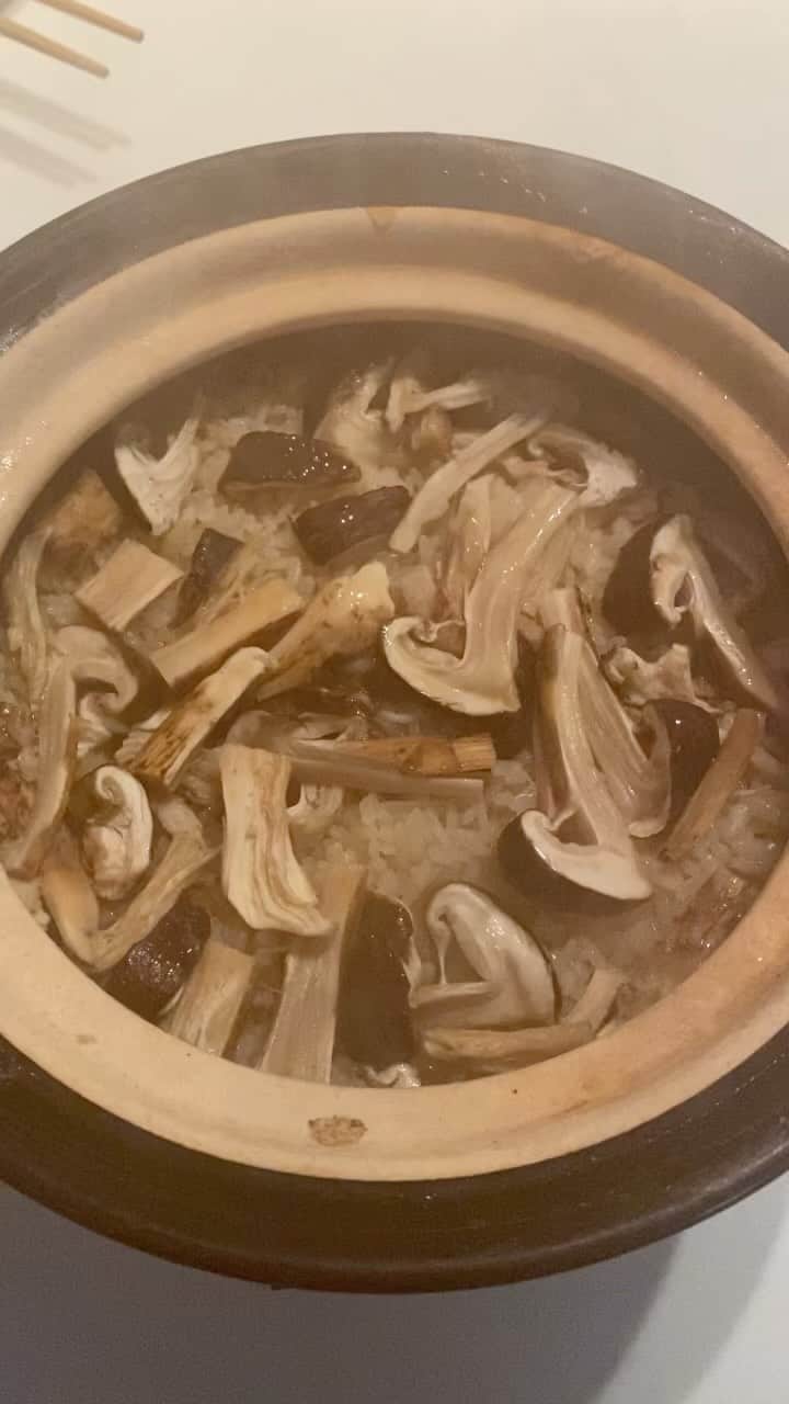 のインスタグラム：「いただいた松茸で今晩は松茸ごはん。 焼き松茸に松茸のお吸い物も。  #伊達公子 #kimikodate  #テニス  #テニスプレイヤー #tennis  #tennisplayer #2022年9月26日 #松茸  #松茸ごはん」