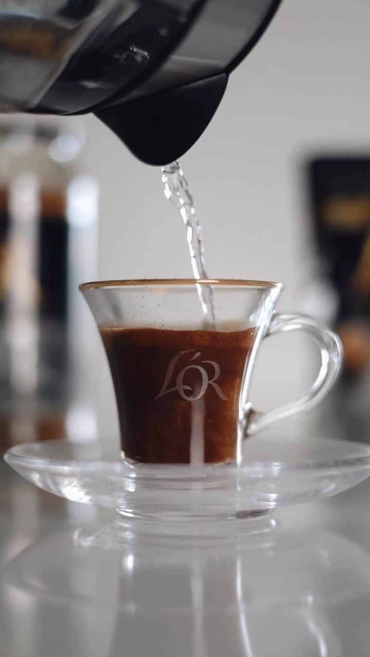 Jonas Sulzbachのインスタグラム：「Meu momento especial de todas as manhãs, não abro mão do meu cafezinho ☕️e também de dar aquele chamego nos meus meninos 🐾. Ah, e sabe aquele café gostoso com espuminha de espresso? Agora você pode ter esse momento em casa com L’OR Solúvel Espresso com toda a qualidade e sabor de um café premium ;) Fica a dica hein. @lorespressobrasil #ExperiênciaLOR  #EspressoExperience  publicidade」