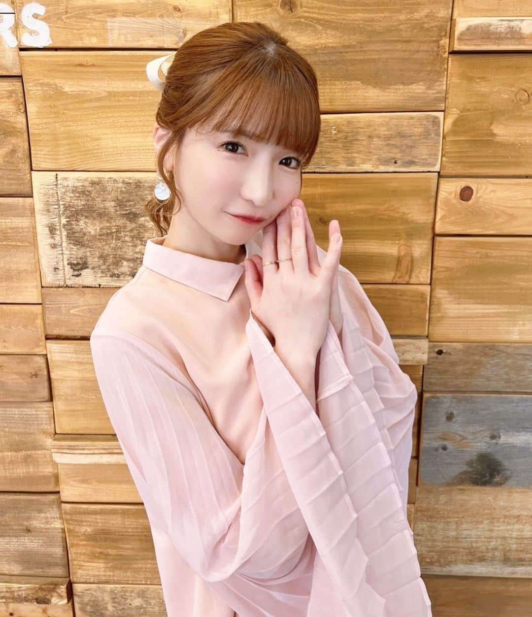 のインスタグラム：「ピンク大好き🎀 中本さん🔥🍜 #蒙古タンメン中本 #中本#北極ラーメン #ピンク大好き#ピンクコーデ #ピンク担当#もえあず#ポニーテール#ポニーテールアレンジ #ヘアアレンジ#大食い#大食い女子 #大食いアイドル」