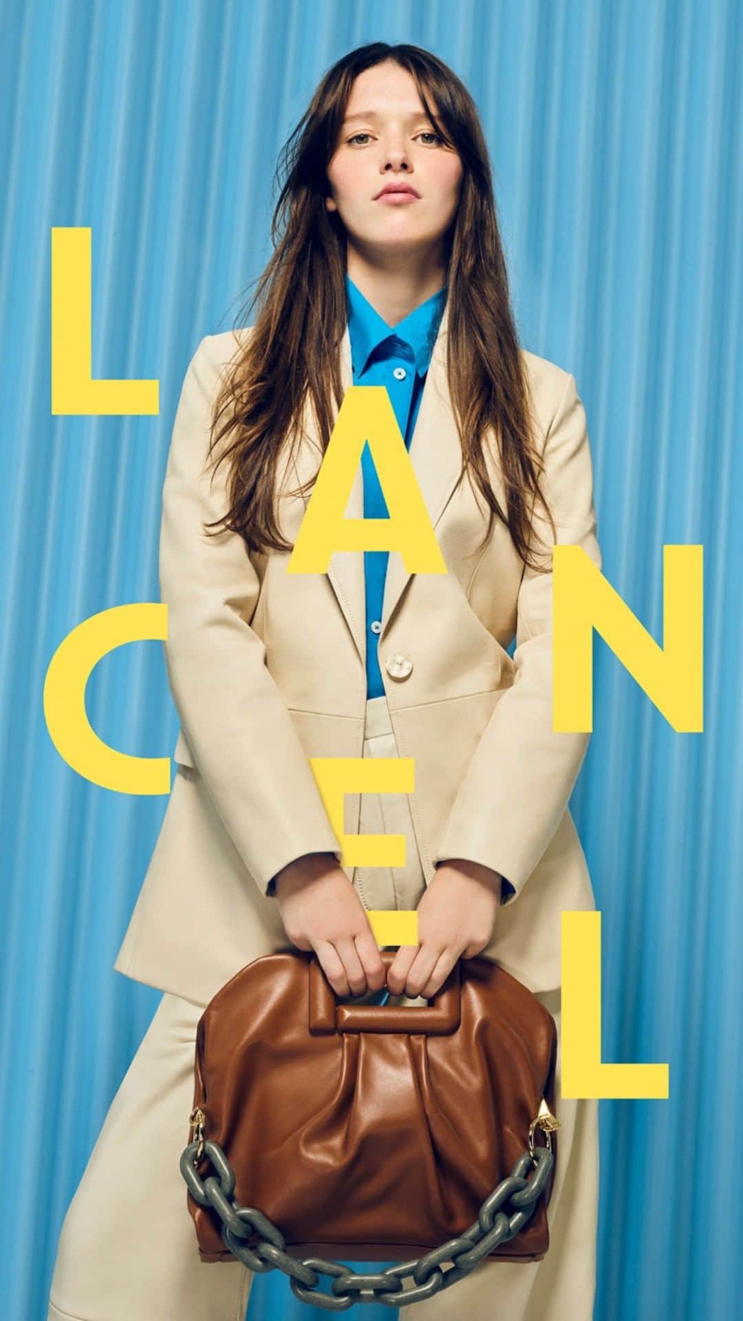 ランセルのインスタグラム：「Introducing our new Fall-Winter Campaign with the beautiful @haylotts  Cocoon – Smooth Leather – Cuoio  Découvrez notre nouvelle campagne Automne-Hiver 2022 avec la belle @haylotts  Cocoon – Cuir Lisse – Cuir  #CocoonByLancel #NewCampaign #Release #FW22 #Lancel」