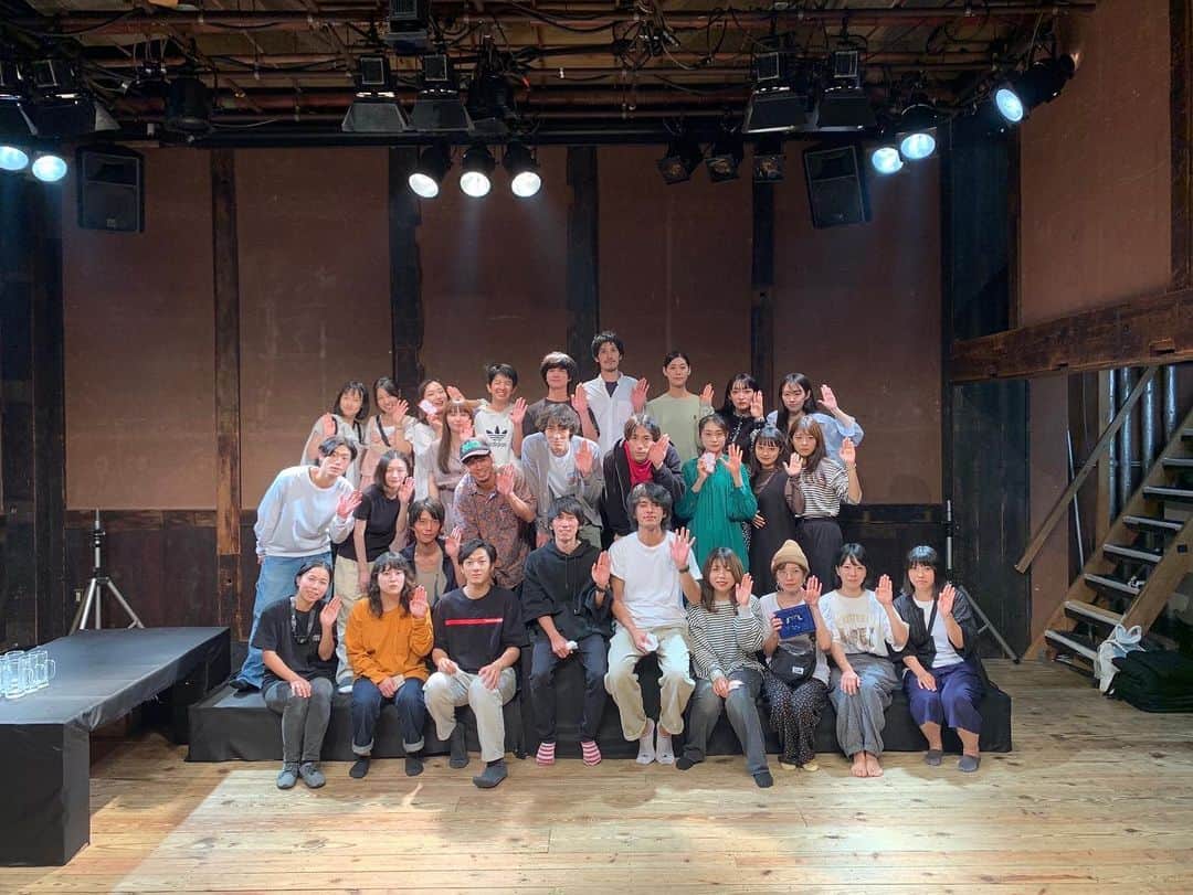 中谷太郎のインスタグラム：「劇団あしからず 第4回本公演 『セミは転落する』 全公演無事に終えることができました。 観に来てくださった方、応援してくれた方、本当にありがとうございます。 最後まで走りきれたのは共演者、スタッフさん、何より応援してくれる方々がいたからです。 ありがとうございました。  稽古から千秋楽まで毎日が新鮮で勉強、勉強の日々でした。 終わってみて思うことは、やはりお芝居は難しい。 ただだからこそ楽しさもあると思えました。 自分の知り合いだけでなく、観に来てくださった方が帰りがけに 本当に感動しました。 と声をかけてくれました。 嬉しかった。 ここまでやってきてよかったと思える瞬間でした。  またここからスタートです。 もがいていこうと思います。 今後も応援よろしくお願い致します。  #セミは転落する  #劇団あしからず」