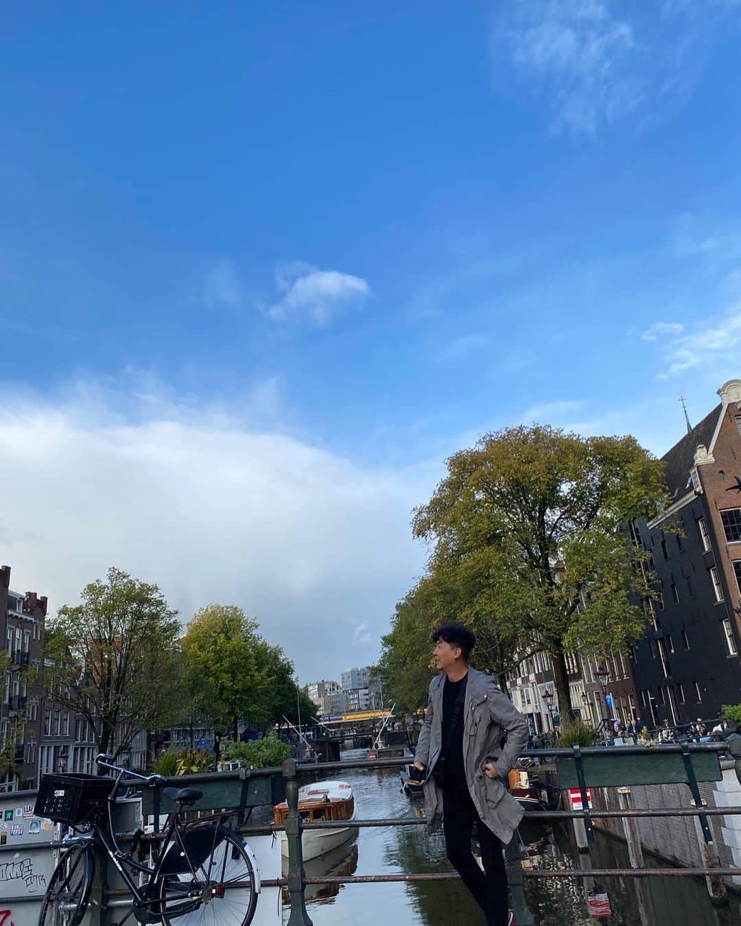 ソン・ジチャンのインスタグラム：「비 온 뒤 암스테르담은 어디를 찍어도 그림 엽서 같은… 조금은 서늘하지만 너무나도 상쾌한 공기를 마시며 오늘도 19000보 이상을 걸었습니다…ㅋ」
