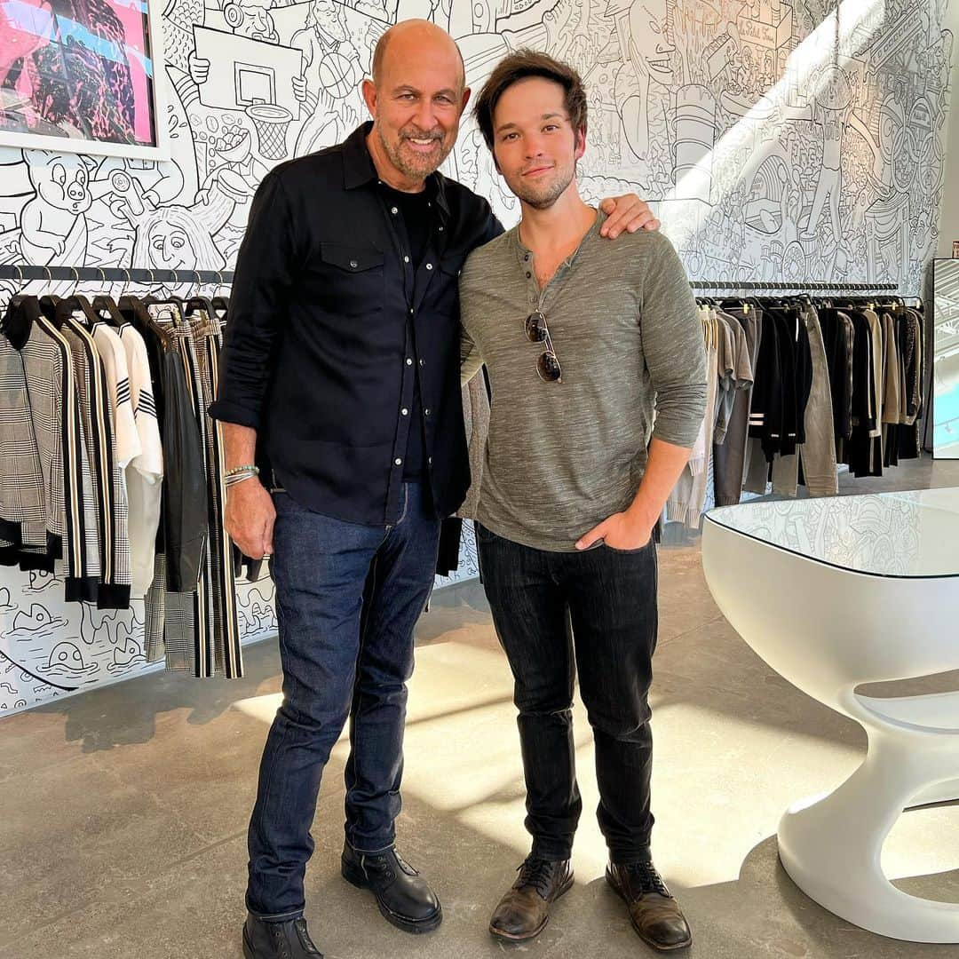 ネイサン・クレスのインスタグラム：「Sometimes life throws unexpected stuff your way. Sometimes it’s your dog dislocating your shoulder. Other times it’s getting a chance to shop with/get styled by Mr. John Varvatos himself (an incredibly lovely and easygoing person) at his LA @otd.nyc location. Personally I prefer the latter, but hey, gotta take the good with the bad 🤷‍♂️」