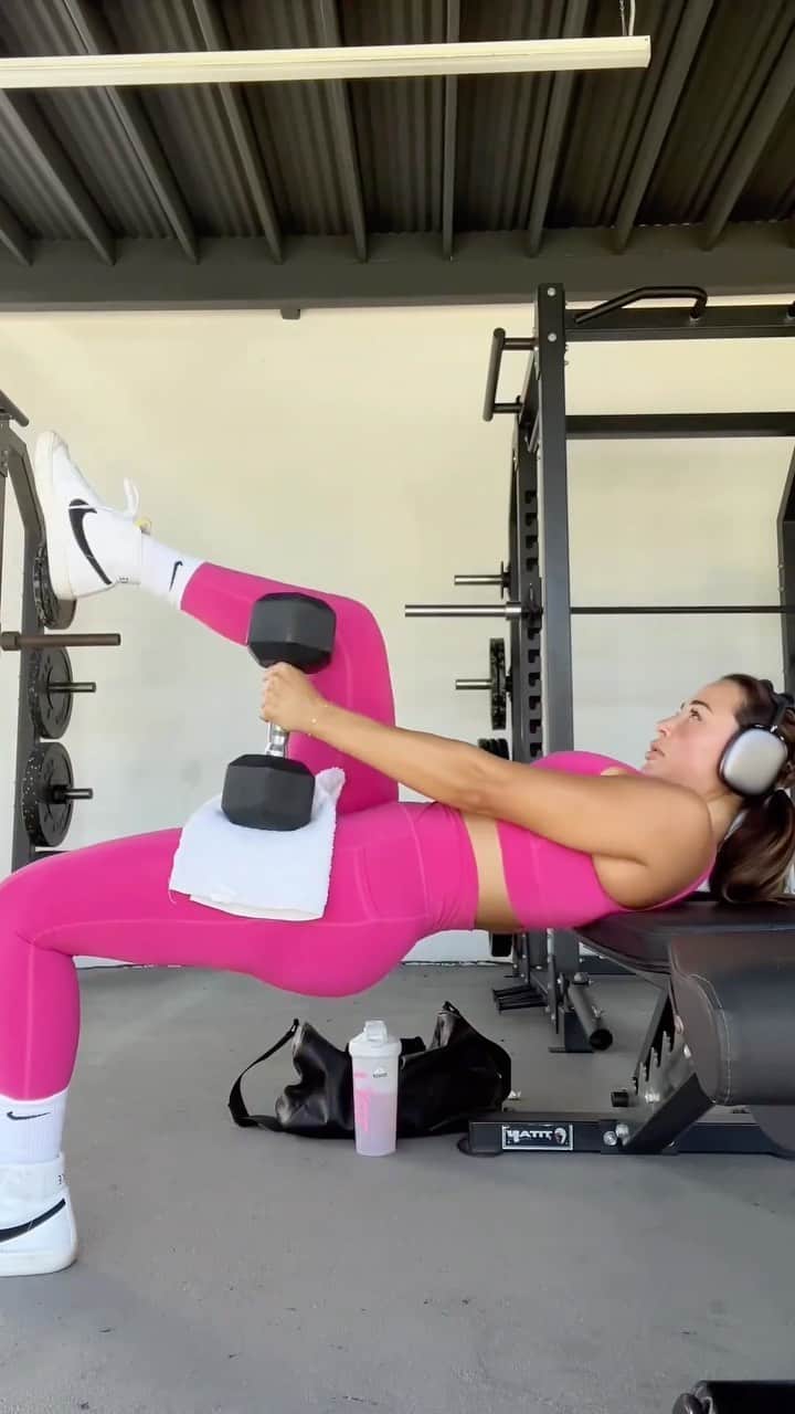 アナ・チエリのインスタグラム：「One of the best booty pump workouts! Save this and give it a try 🙌🏽💓 Powered by @tru_supplements  Sumo Squats 15 4x  BB RDL 15 4x  SL hip thrusts  12 EL then 24 pulse 3x  Leg curl 20 3x  Banded leg curl  30 3x」
