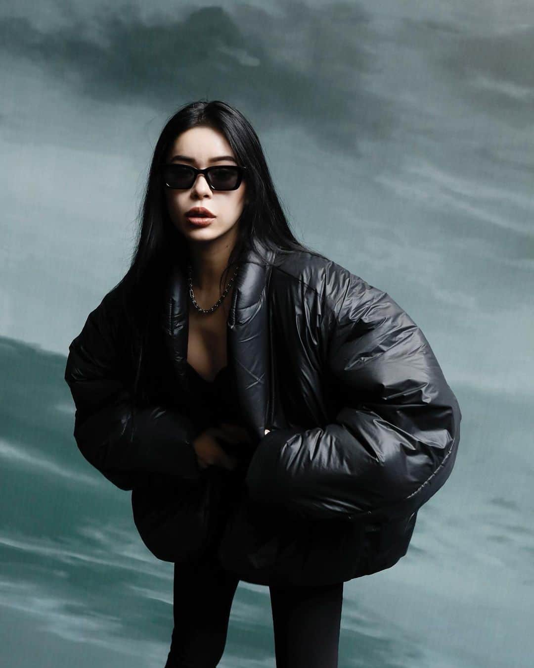 藤川ありすのインスタグラム：「"YZY GAP ENGINEERED BY BALENCIAGA" 明日発売のYZYのPre shoppingにお誘い頂き、一足先に本日行ってきました!外観から内装までBLACKでまとめられたYe(カニエ)のSTYLEの内装がすごくかっこよかった!!!スライドしてみてね!私はこのダウンジャケットのSサイズをGETしました♡ 🕶 @flex_japan   @gap_jp  #YGEBBGINZA」