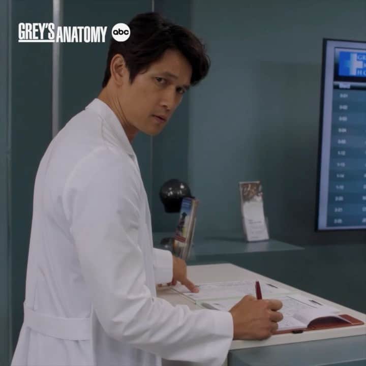 のインスタグラム：「Calling the Mike Chang gang! Our very own @harryshumjr shows us there's nothing he can't do in his new role as Benson "Blue" Kwan. Don't miss the #GreysAnatomy season premiere Thursday, Oct 6 at 9/8c on ABC and Stream on Hulu! @greysabc.」