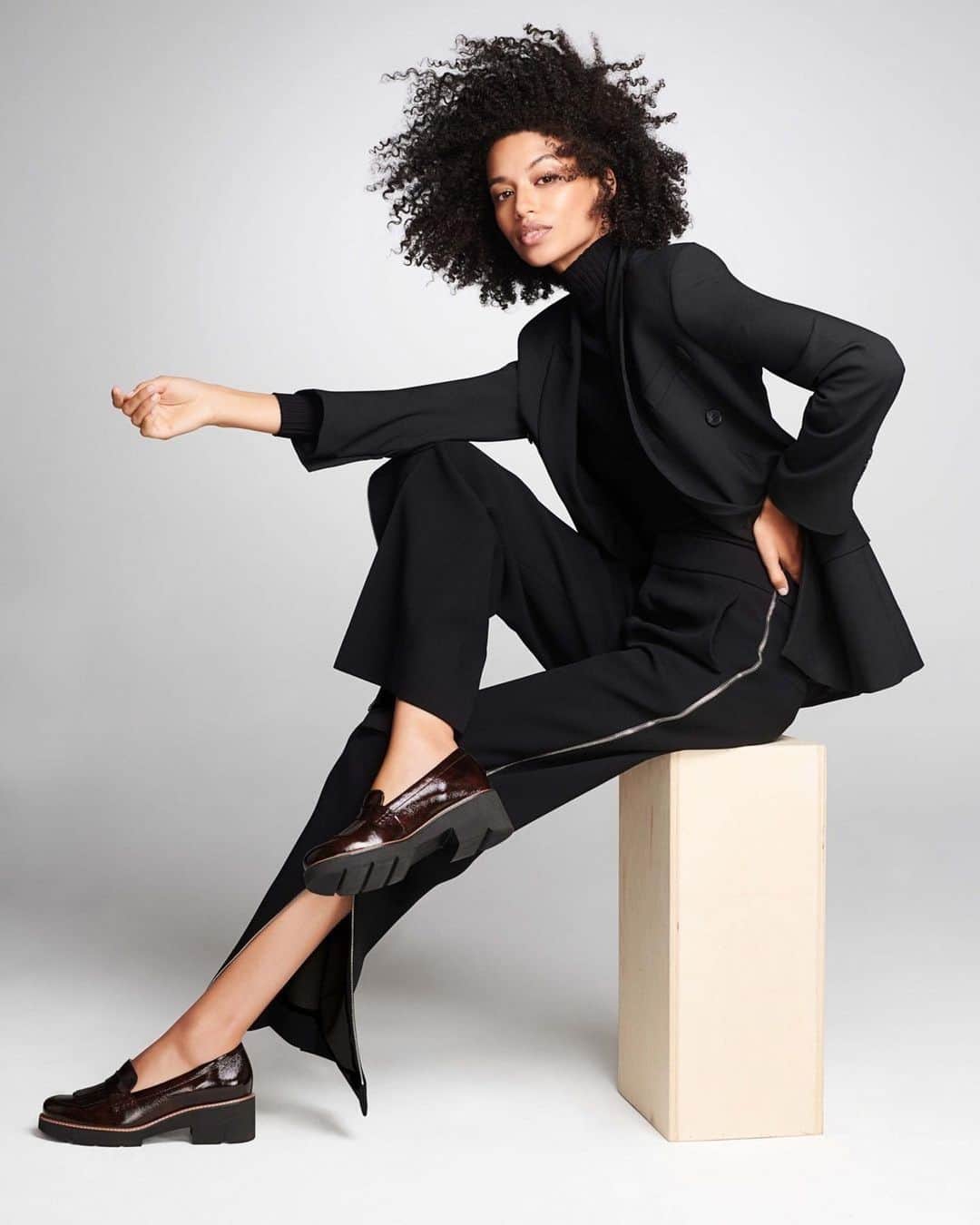 のインスタグラム：「New Naturalizer N Voices campaign out now! Thank you for giving me the space to highlight @onewonderorg and for supporting our efforts! Thank you to the @naturalizer team for using your vehicle of creating beautiful timeless shoes to highlight what’s important! @onewonderorg is all about creating a safe space for youth to explore their interests!! We create unique motivational experiences and introduce them to passionate individuals in career paths they may have never been exposed to! How many places/people did you have to safely share your dreams to growing up? I think it’s safe to say that many of us didn’t have these spaces or conversations early on! Together with our three cofounders of educators, entrepreneurs and researchers we created this program because their dreams are our futures! Swipe to see our latest OneWonderFest : Career Exploration Fair in collaboration with @bbbsnyc ! Thank you again to all our volunteers and visiting creators who came to make that day so incredibly special!! We want to create more of these experiences regularly but we need your help and support! Head to OneWonder.org to learn how your can get involved!  Photographer: @daymion_  Makeup: @aprilladynyc  Styling: @debswatson  Hair: @hervecb  @elitenyc @nomadmgmt」