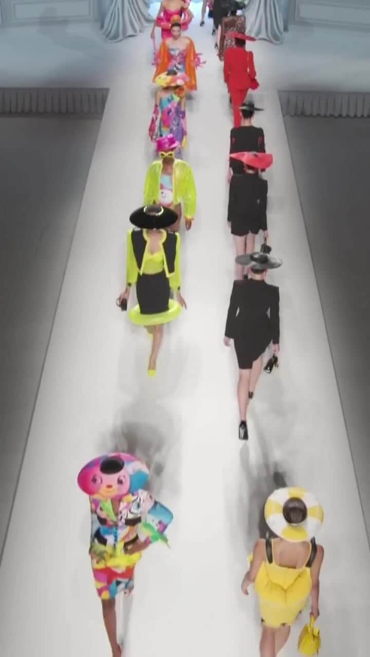 Moschinoのインスタグラム：「Moschino by Jeremy Scott Spring Summer 2023 fashion show – Milan, September 22, 2022. 🎈 #Moschino #JeremyScott #MFW #SS23 #moschinofashionshow」