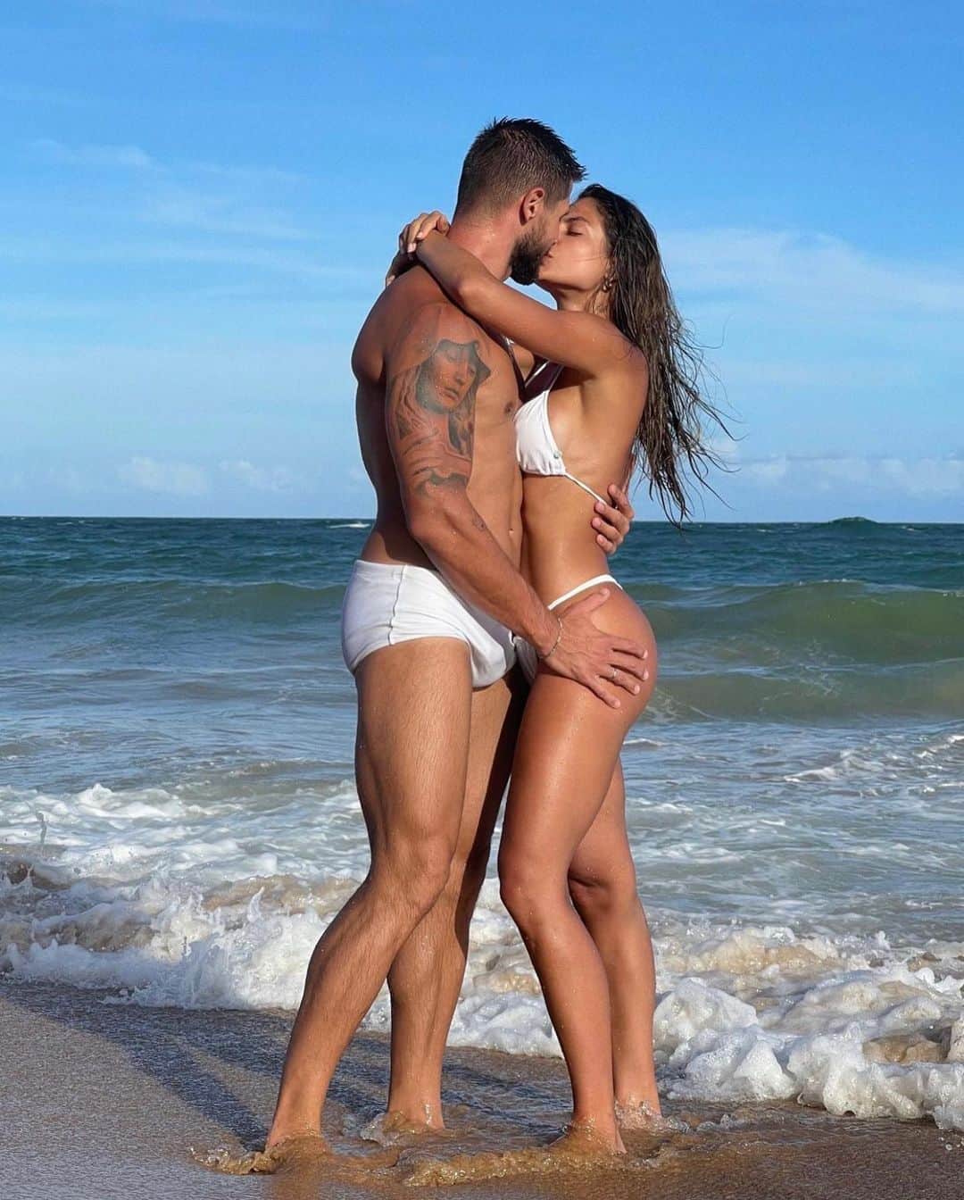Jonas Sulzbachのインスタグラム：「De um dia mais que especial 🤍 Te amo muito meu amor @marigonzalez   tbt」