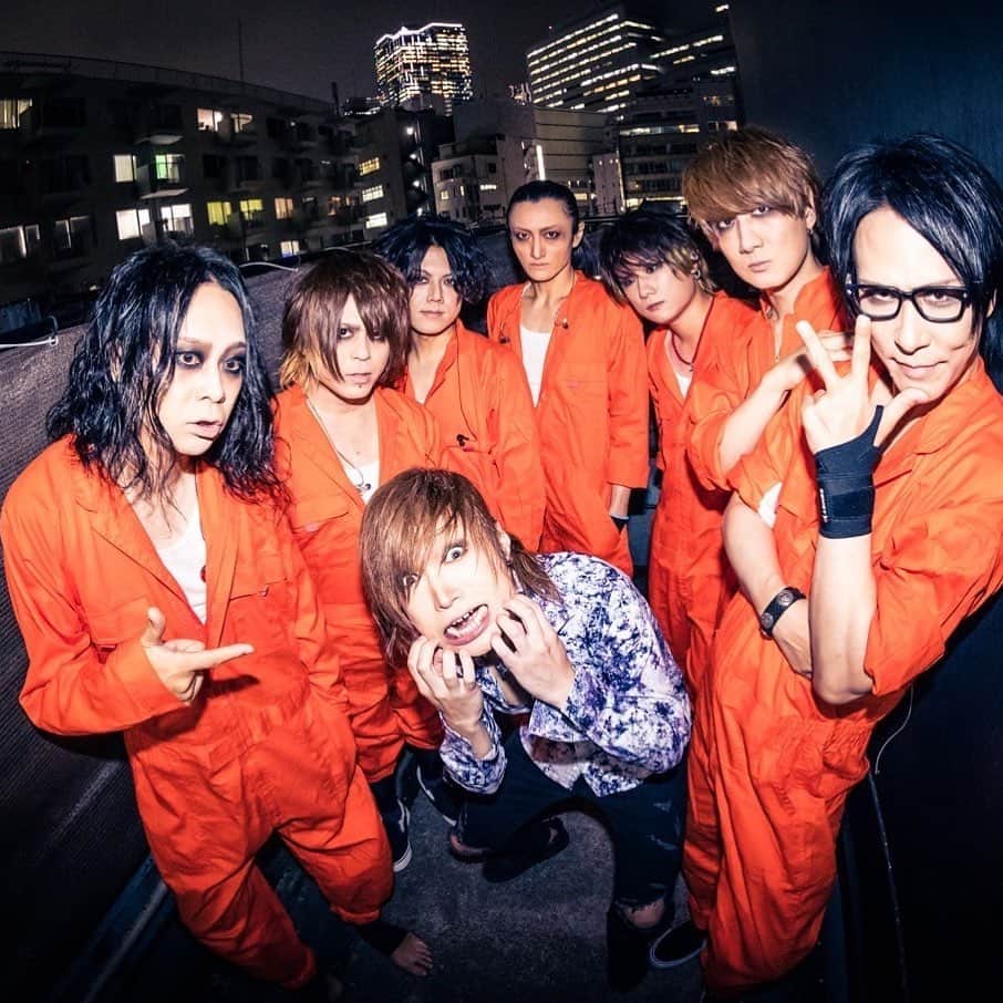 鬼龍院翔のインスタグラム：「カツアゲみたいな写真になっちゃったけどライブ楽しかったなぁ😆🎤 逹瑯さんお声がけいただきありがとうございました😆」