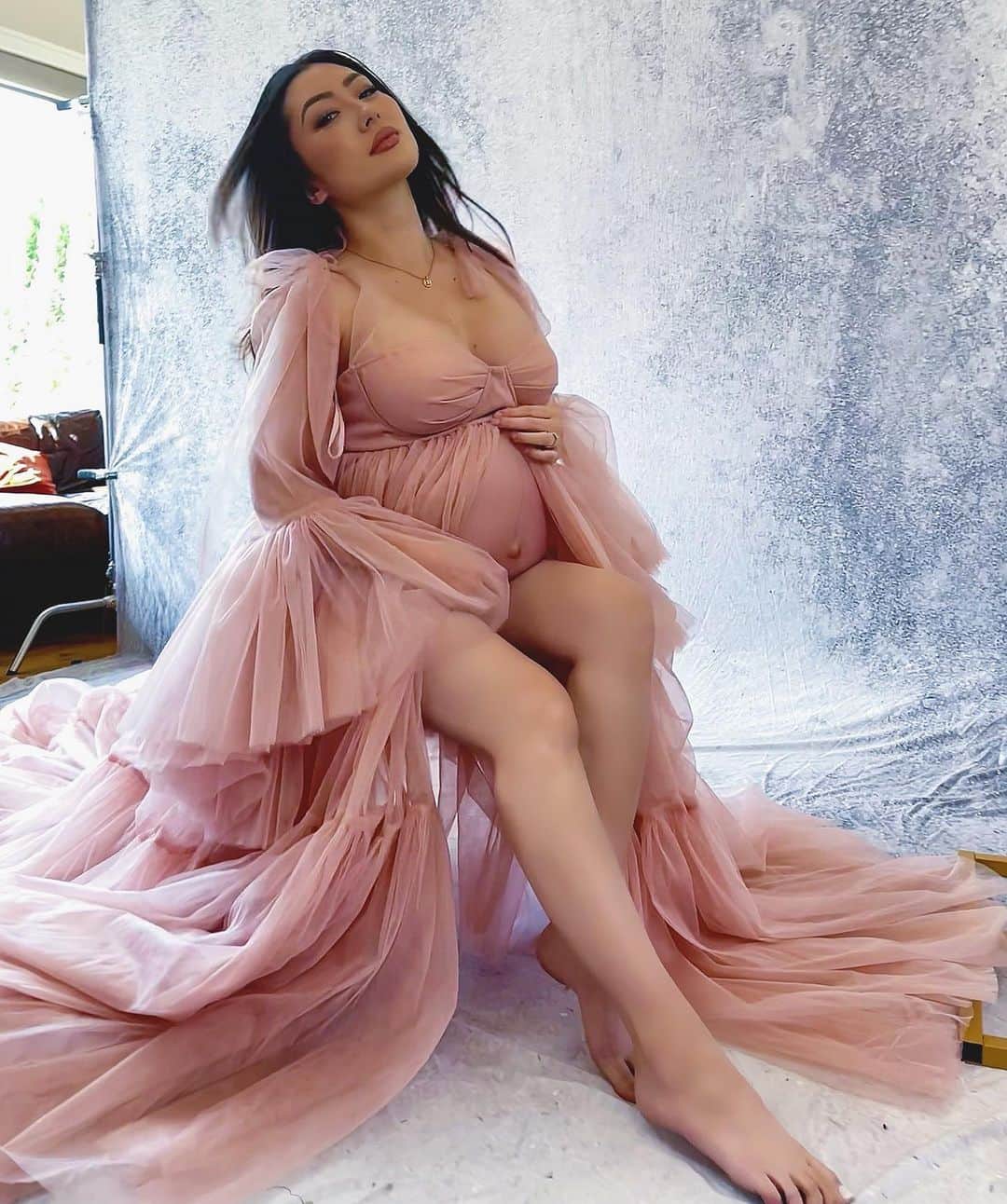 MayaTのインスタグラム：「I had so much fun doing a maternity shoot with @yazbeckistan last weekend! Haven’t done the photoshoot for years, but I still enjoy a lot doing this☺️   Being a mother, and being pregnant at the same time is so hard. Everyone has their own priorities, I’m just doing whatever works for me and make me happy. Everyone is in a deferent situation!  I had a very hard first trimester… Strong nausea 24/7. I found that I was pregnant when I was in Japan! So my parents were able to take care of my daughter before my hubby arrived from Canada. I couldn’t do it without them, I’m so grateful that they were with me physically. Back in Canada for second trimester, I got better but heartburn all the time :( Now I’m entering to third trimester in few days!! Countdown begins💕   #maternityphotography #maternity #27weekspregnant #マタニティー #妊婦 #マタニティーフォト」