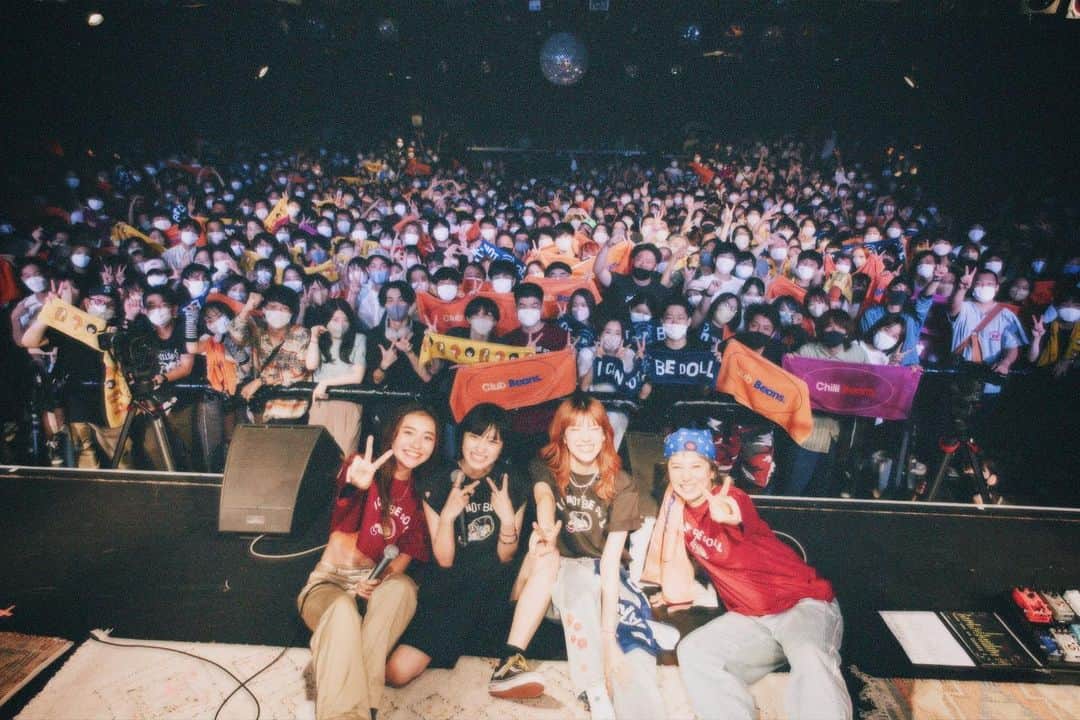 玉城裕未のインスタグラム：「2022.9.9 Chilli Beans. 1st Oneman live 「Chilli Beans. Room」ebisu liquid room  大変遅ればせながら、お集まり頂いた皆様ありがとうございました！  LOVEがあっちらこっちら SMILEがあっちらこっちら  幸せがぎゅうぎゅうで最初から最後まで愛おしい時間でした。  BIG LOVE❤️  沢山の温かい拍手をありがとうございました！  大好きなチリビ初ワンマンおめでとう💕  photo by @angelapeachy   1st Album 「Chilli Beans.」から新しいMV『HAPPY END』も解禁になっています！ 私も参加しました🥁  ライブ感があって最高にイケてるMVです！ 是非観て下さい🫶🏻  #ChilliBeans」