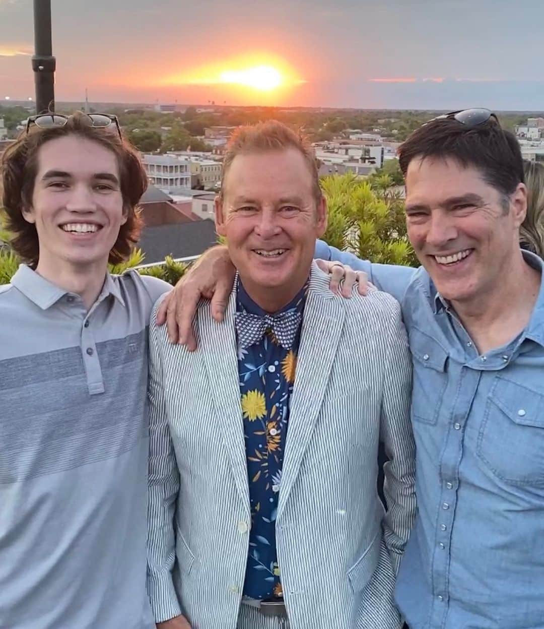 トーマス・ギブソンのインスタグラム：「with Travis and the always dapper Joel Murray #tbt」