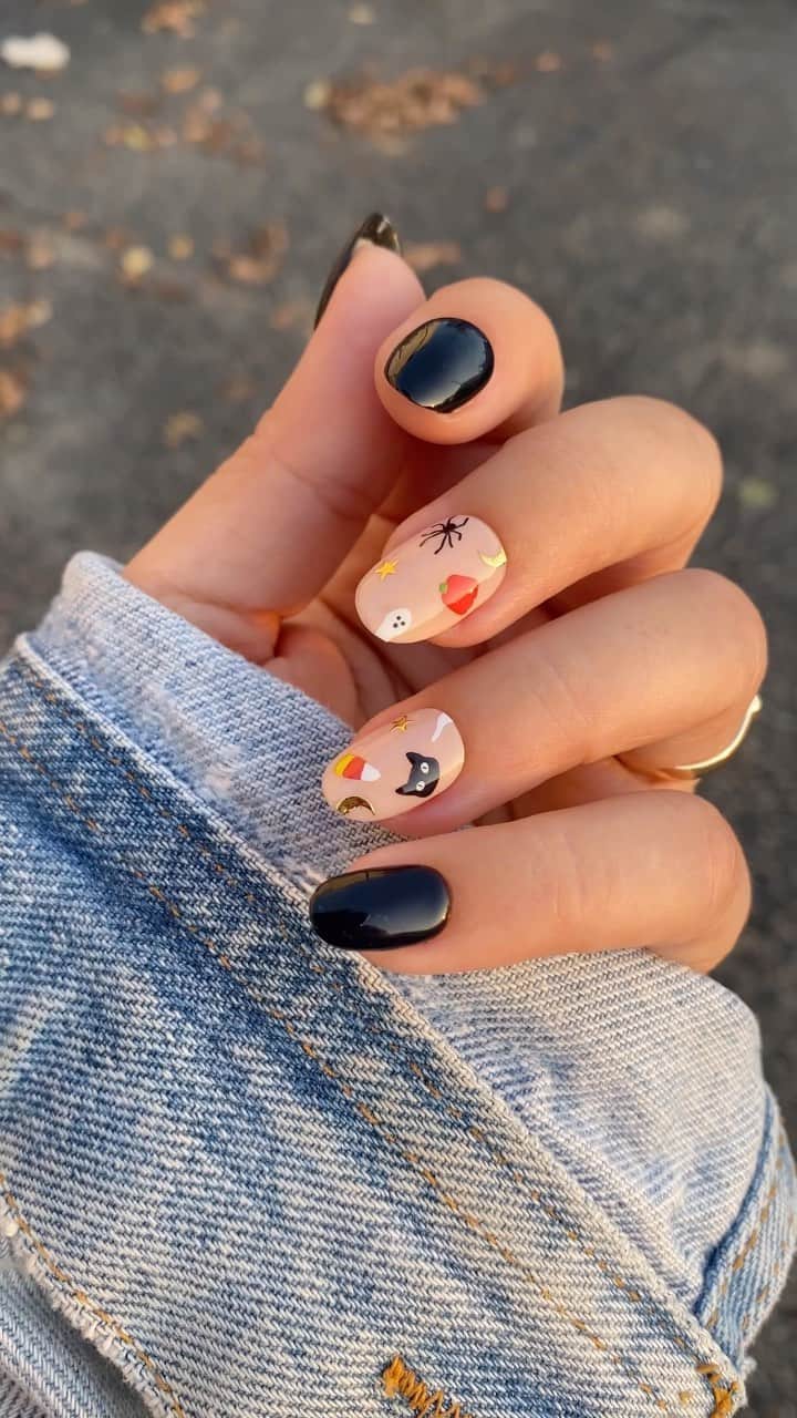 Soniaのインスタグラム：「Spooky Cuties🎃🌙 If you’re running low on time, inspo or patience, these nail art stickers from @deco.miami are a LIFE SAVER. So cute🥹 - #halloweennails #diynails #nailvideos #fallnails #spookyseason」