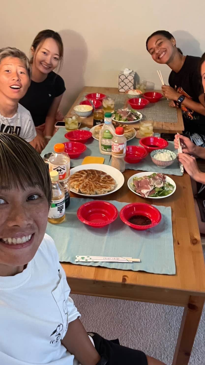 横山久美のインスタグラム：「Gyoza 🥟 dumplings!   Seeking September continues, y’all !   In a time where we’re going through a lot, emotionally and physically, it was such a breath of fresh air to learn a new skill from some amazing teammates. @yoko10_official @naho_kawasumi_9 @paigemonaghan   I’m loving the opportunity to learn how to prepare different authentic Japanese foods, of course, but for me these nights are all about energy.   I continue to be intentional and seek out positive energy & experiences for myself. Food is just the icing on the cake 😋  There’s about a week left in the month, what are you seeking?」