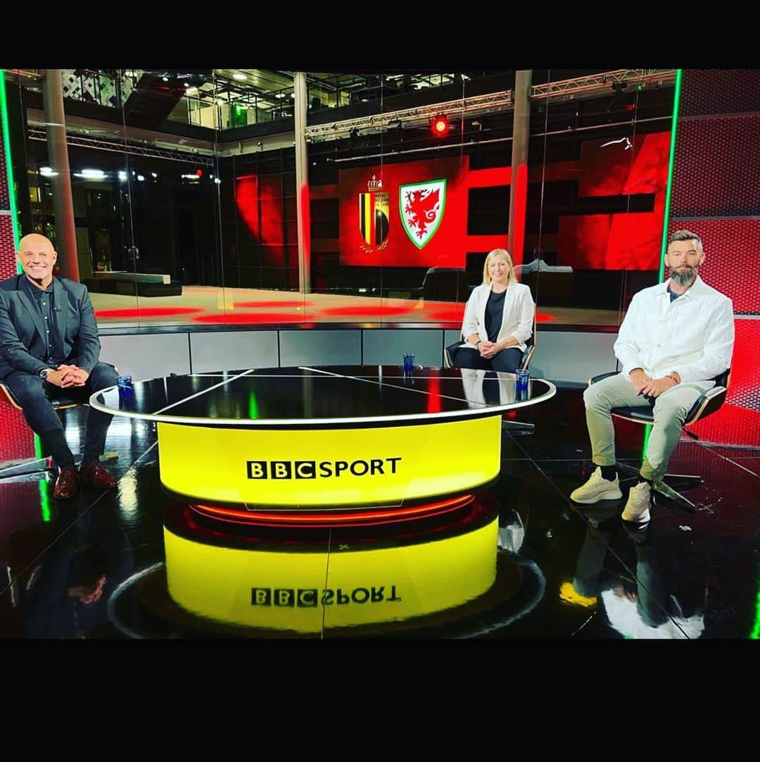 ジョー・レドリーのインスタグラム：「Match Of The Day last night with @mrjasonmohammad and Jayne Ludlow on @bbctwo @bbcsportwales Belgium v @fawales 🏴󠁧󠁢󠁷󠁬󠁳󠁿 🎥🎬」