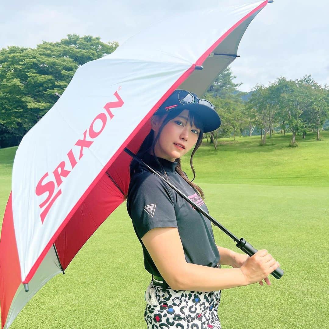 山内鈴蘭さんのインスタグラム写真 - (山内鈴蘭Instagram)「今年の夏は傘が大活躍だったなぁ☺️☂️  SRIXONのレッドとシルバーの 少し小さいサイズの傘💓  軽くて使いやすいのー！！！！  傘があるのとないのでは日焼けによる疲れも全然違うし、熱中症対策にもなって本当に助かったー🥰  雨の日も傘が可愛いだけで ゴルフが楽しくなるんだよね、 本当に不思議🥺気分上がる♫  ウェアもそうだけど その時の気分や自分のモチベーションを上げてくれるアイテムを身につけるってとっても大事🥰🥰🥰🥰🥰  それが、私にとって 大切なゴルフアイテムであって Gorurunなんだよね💓  #ゴルフ #ゴルフウェア #ゴルフアイテム #gorurun #ゴルラン #srixon #srixongolf #スリクソン #日傘 #傘 #ゴルフ女子 #ゴルフ女子コーデ #eyevol #夏ゴルフ #ゴルフ好きな人と繋がりたい」9月23日 16時42分 - xxsuzuranxx