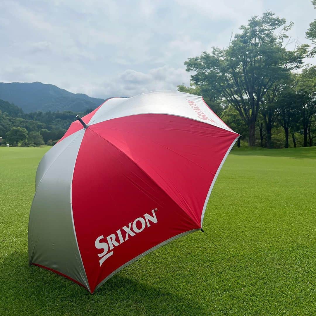 山内鈴蘭さんのインスタグラム写真 - (山内鈴蘭Instagram)「今年の夏は傘が大活躍だったなぁ☺️☂️  SRIXONのレッドとシルバーの 少し小さいサイズの傘💓  軽くて使いやすいのー！！！！  傘があるのとないのでは日焼けによる疲れも全然違うし、熱中症対策にもなって本当に助かったー🥰  雨の日も傘が可愛いだけで ゴルフが楽しくなるんだよね、 本当に不思議🥺気分上がる♫  ウェアもそうだけど その時の気分や自分のモチベーションを上げてくれるアイテムを身につけるってとっても大事🥰🥰🥰🥰🥰  それが、私にとって 大切なゴルフアイテムであって Gorurunなんだよね💓  #ゴルフ #ゴルフウェア #ゴルフアイテム #gorurun #ゴルラン #srixon #srixongolf #スリクソン #日傘 #傘 #ゴルフ女子 #ゴルフ女子コーデ #eyevol #夏ゴルフ #ゴルフ好きな人と繋がりたい」9月23日 16時42分 - xxsuzuranxx