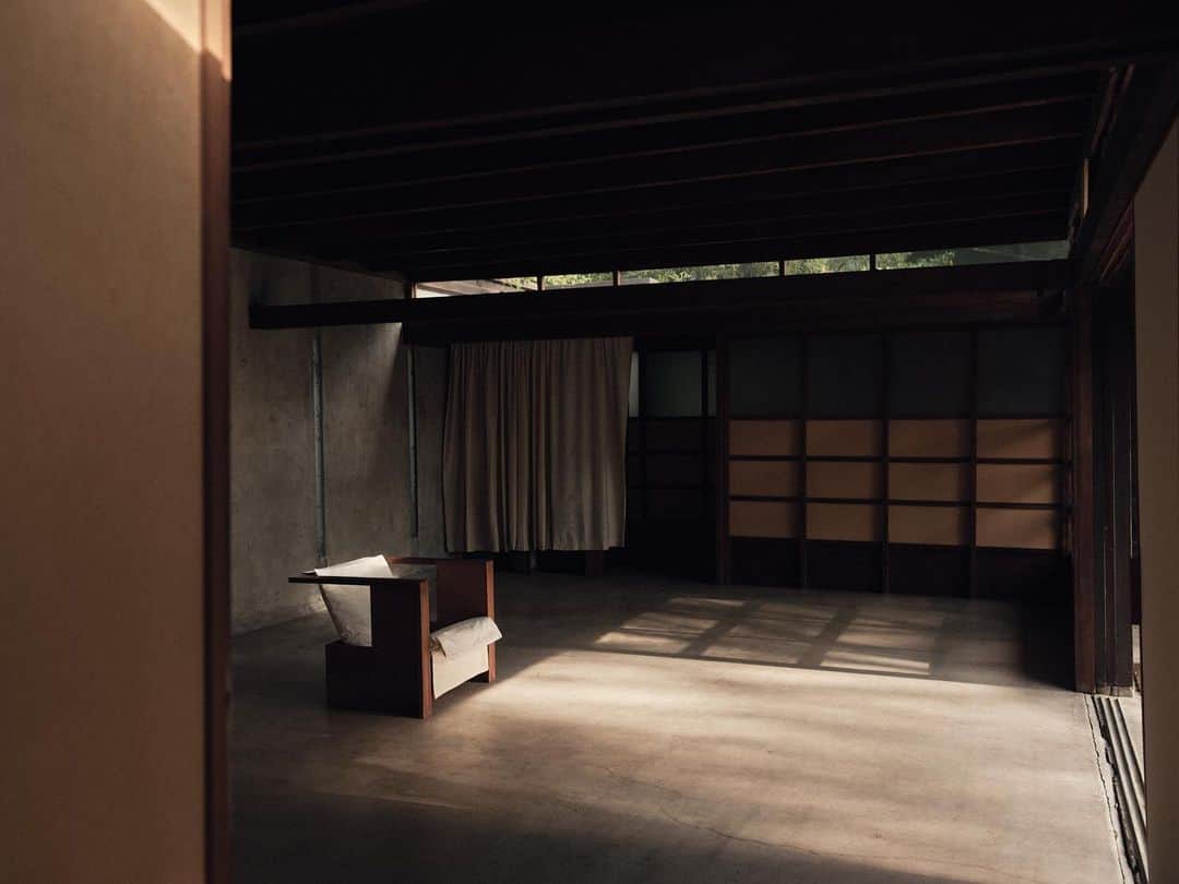 C E R E A Lのインスタグラム：「Destabilising for some, entrancing for others, this house exudes a quiet intimacy, supercharged with unfurnished rooms. Slab-tilt concrete walls, a technological innovation at the time of construction, have weathered to sumptuous effect; low ceilings in redwood have been wire brushed to enhance their grain; the tiny bathrooms with built-in bathtubs and countertops are as dark and still as monks’ quarters and feature open, industrial plumbing that glimmers in the sun that streams through elegant yet modest skylights; generously-sized sliding doors that nod to Japanese screens are pushed open, inviting that Southern Californian glow.   Schindler House - 100 Years in the Making   Words: @erik.benjamins Photos: @rvstapleton  Read more via the link in bio.」