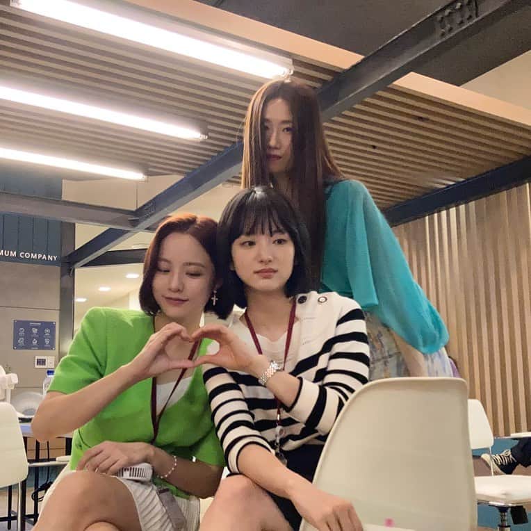 のインスタグラム：「무슨 컨셉인지😆  모니카 캐롤🧡」