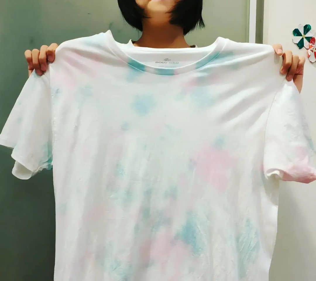 安田さちさんのインスタグラム写真 - (安田さちInstagram)「@gakken_hologram.art さんの「ゆめふわタイダイ染めキット」プレゼントに当選しましたー✨ありがとうございます☺️  染め物は初体験でしたが、分かりやすくて子供たちだけでも簡単に出来ましたよ🥰  淡いピンクやブルーが乙女心をくすぐります♡  早速自分で染めたティシャツを着て、今から飛行機に乗りまーす🛫✨  #ゆめふわタイダイ染めキット#世界に１つだけ#染め物体験#ガールズクラフト#オリジナルティシャツ#オリジナルトートバッグ#オリジナルシュシュ#小学生姉妹」9月23日 17時14分 - sachi.yasuda31