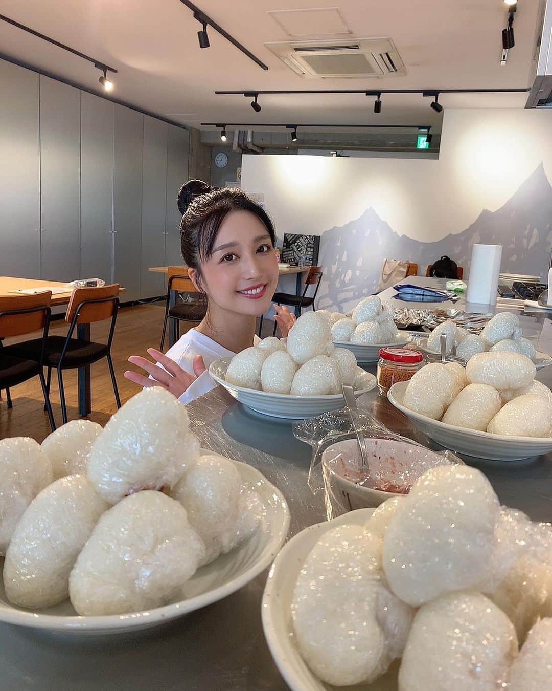 古川いおりのインスタグラム：「本日は古川いおり手料理オフ会でした😊✨✨ 参加してくださった皆様 本当にありがとうございます🙇‍♀️ 最高に楽しかったです💗💗💗 おにぎりめっちゃにぎっちゃいました🍙🍙🍙 お味噌汁と香の物も自家製したのですが 参加してくださった皆様お口に合いましたでしょうか？💦💦  こういった形のオフ会は今回が最後だったし クラファン時のリクエストでいただいてた手料理オフ会を しっかり実現できたことが本当に嬉しかったです☺️  最高に楽しくて、最高に幸せな時間を一緒に作ってくださった参加者の皆様と ティーパワーズのスタッフの方々に感謝しかないです🥺✨✨ 本当にありがとう💗💗💗💗  誕生日ケーキ最高に美味しかったです🎂🌰」