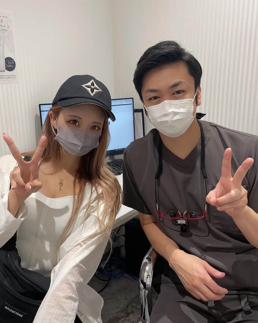 ともさんのインスタグラム写真 - (ともInstagram)「ドライブ〜ん♡ 寒くなってきたので ファー帽子が使える💓  この夏焼けまくったので 定期的に  東京中央美容外科広島院  @tcb_hiroshima  で 白玉点滴打ってもらってるよ✴︎  担当は　@tcb_yamauchi  山内先生♡♡♡  続けて打つことで 効果実感してきたので 1年くらいは続けて打とうと思ってるよ✨❤️ いつもありがとうございます✨❤️  #美容整形ならTCB東京中央美容外科 #東京中央美容外科#美容外科#広島#広島院#東京中央美容外科広島院#TCB#美容クリニック#美容医療#白玉点滴#ビタミン点滴#美白点滴#美白命#美白効果#広島美容外科#美容点滴#pr#ドライブ#美肌ケア #美肌になりたい #3人のママ#3人の母#3児ママ #3児の母 #若返り#美容オタク#ママの趣味#母の趣味#シングルマザー」9月23日 17時24分 - tomo0510nagi