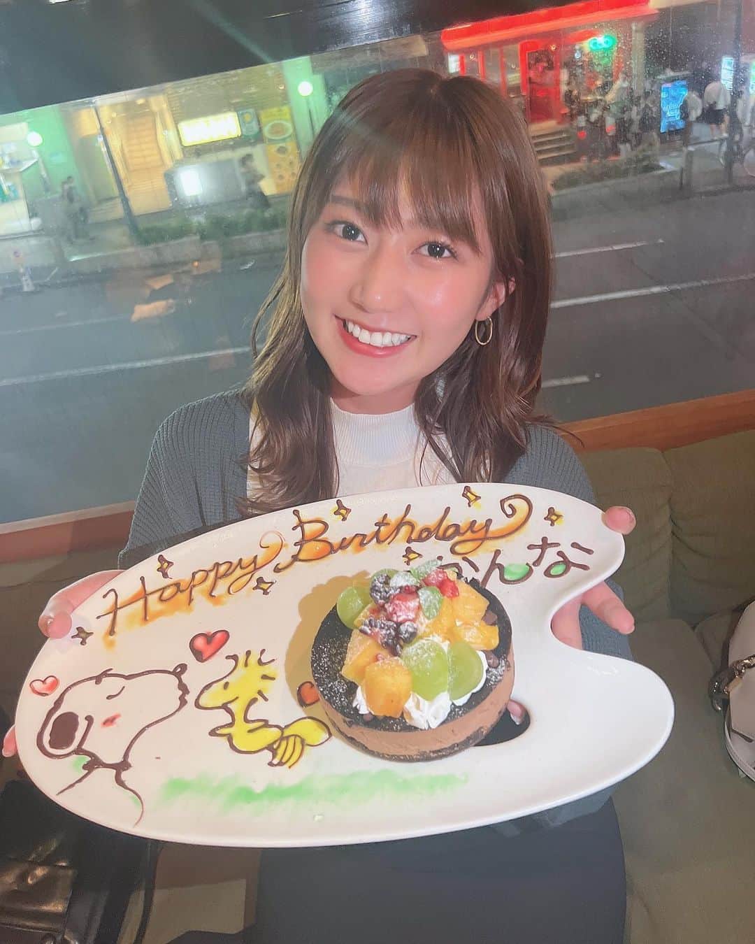 篠原栞那のインスタグラム：「‪‪❤︎‬  9/22に25歳をむかえました😌✨ いつも応援してくださるみなさん、ありがとうございます！  篠原栞那、ついにアラサー突入しました。笑  はやいよおおおあお ついていけないよおおお🥺笑  誕生日当日は @asami_tachibana と @tsuzuki__urara の2人がお祝いしてくれたよ！💓  バースデープレートがスヌーピーで可愛すぎた💓 2人ともありがとうー！！！  25歳、色々節目として考えていかないといけない年齢になりましたが、ハッピー野郎は今年も明るく楽しく！！笑顔で過ごせるようにしていきたいと思ってます😌  25歳も温かく見守って頂けると嬉しいです！ よろしくお願いします🫡」