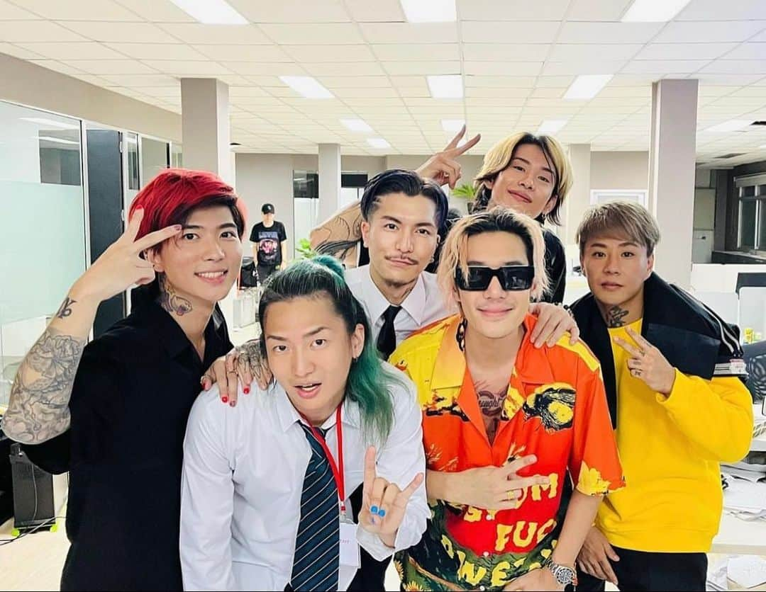 銀太【レペゼン地球】のインスタグラム：「Please listen to the new song🎵   We will definitely invite you to Japan🇯🇵✖︎🇹🇭 We love P-HOT」