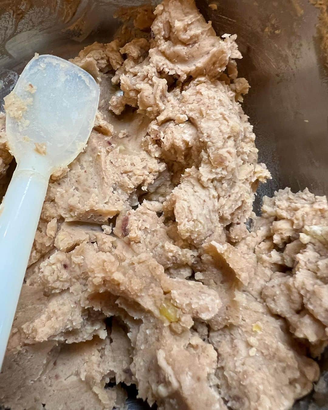 荻原和歌のインスタグラム：「栗の季節。 栗に追われて渋皮煮作り。 皮が破れちゃった分はクリームにしちゃう。美味しい✨ うーむ、むくむくとお菓子が作りたくなってきました。」