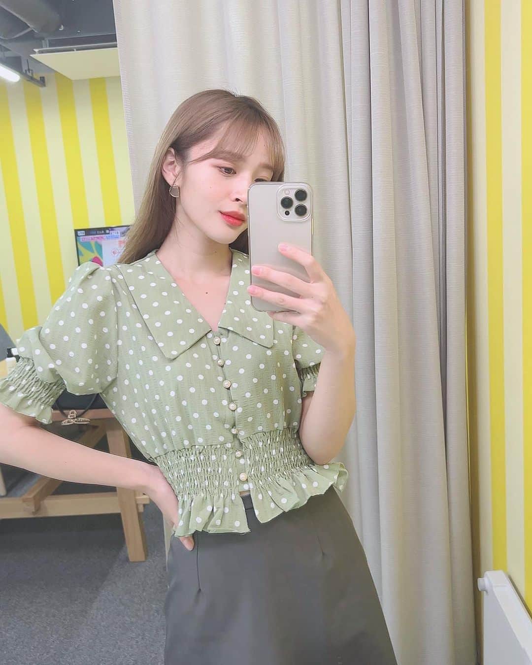 神部美咲のインスタグラム：「4時間生放送あっという間だった🙄💚  #レトロブラウス」