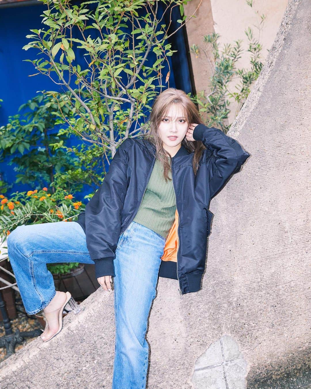 入山杏奈のインスタグラム：「Mythik × 入山杏奈 第三弾です🎉✨ 今回はこの写真のMA-1とマーメイドスカートをつくりました☻ 予約は10月7日までとなっております。 引き続き写真あげていきますが、ぜひサイトの方も確認していただけると嬉しいです☺️♡ リンクはプロフィールorストーリーから🐈‍⬛🐾  Es mi tercera colaboración con @mythik_19 🥰 Esta vez diseñé una chamarra MA-1 de esta foto y una falda sirena :)」