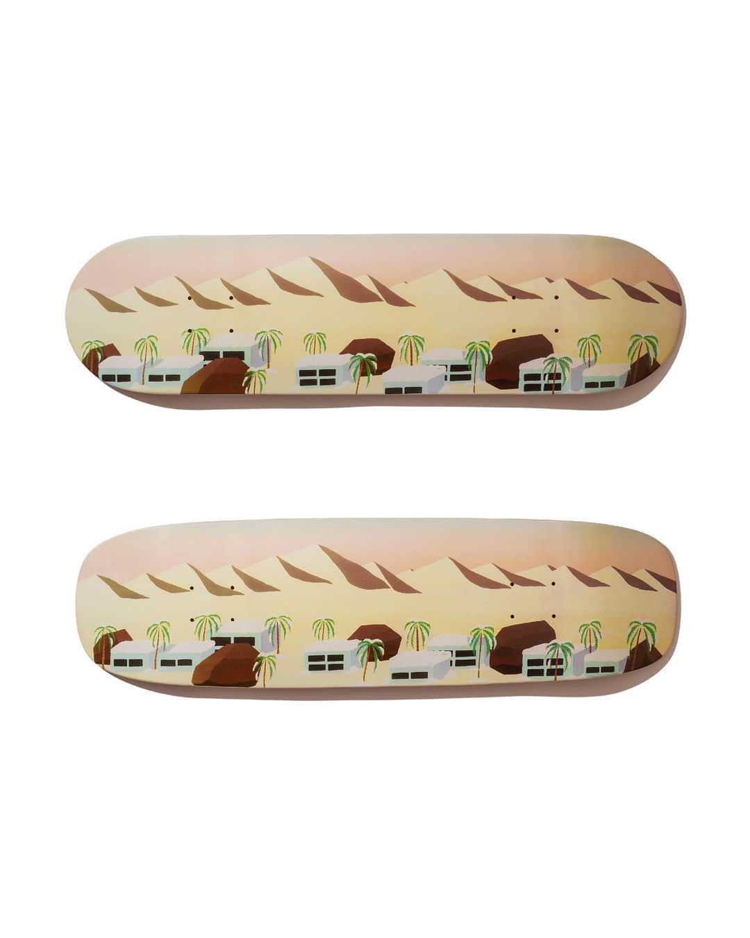 BANRI KOBAYASHIさんのインスタグラム写真 - (BANRI KOBAYASHIInstagram)「Diaspora skateboards | Ogawa Yohei  洋平さん @ogawayohei に書き下ろしていただいたスペシャルなコレクションが明日ローンチです。  夕暮れ前のマジックアワーの地元の風景を、洋平さんのタッチでノスタルジックな雰囲気に仕上げていただきました🙇🏻  フーディーは今回からオリジナルボディになっていて、生地感、シルエット、フードの立ち上がり全て最高です。あとは雪を発泡プリントにしたのもめちゃくちゃ良かった！かわいすぎ。  デッキも洋平さんと試行錯誤しながらシェイプを考えました。なかなかいい形になってると思いますので、ぜひ好きな方にトライしてほしいです。  また、地元の車屋木材 @kurumaya_mokuzai さんに別注した木曽ヒノキのルームスプレーも作ってます。これ最高。 いつかお願いしたいと思っていましたが、このタイミングでお願いできて良かったです。長野の森林を感じる素晴らしい香りなんで是非試してください。 ミキティありがとうございました🙇🏻  気になる方は是非チェックしてみてください🫱🏻‍🫲🏼」9月23日 9時46分 - banri_diaspora