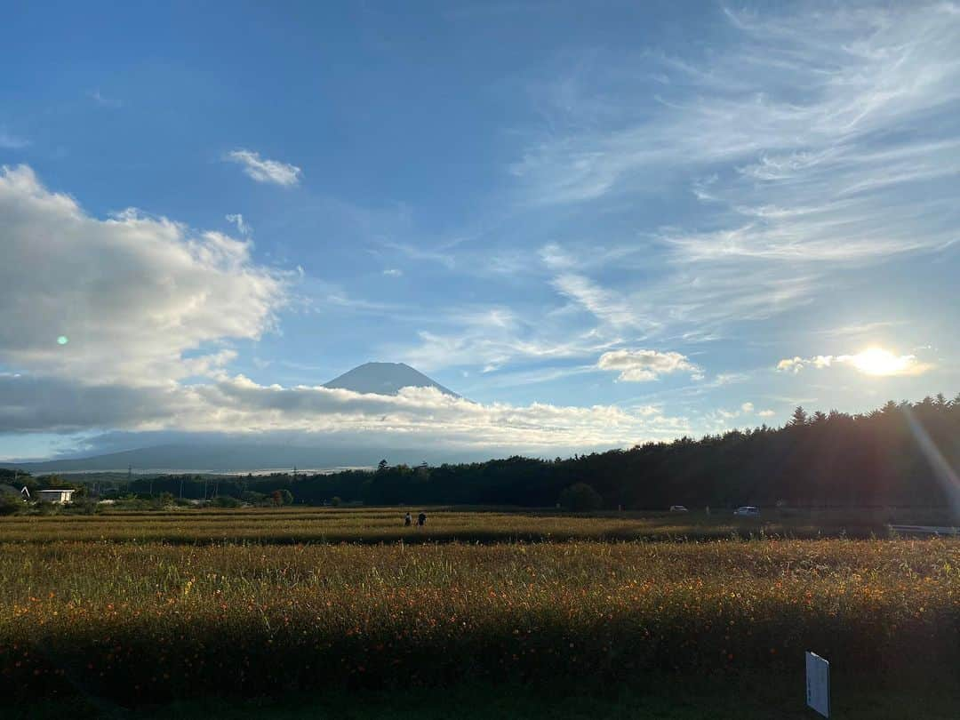 山本かおりさんのインスタグラム写真 - (山本かおりInstagram)「富士山🗻  ふじさん  ありがとう😄  후지산🗻  고마워요😄  #富士山 #mtfuji #🗻 #japan #空 #fuji #青空 #景色 #mountfuji #山 #夕陽 #富士市」9月23日 10時10分 - mochamocchan