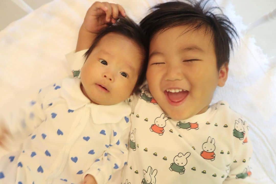 Mai Wakimizuのインスタグラム：「今日は雨なので2人仲良くお家で遊んでます＼(^o^)／息子のミッフィーちゃんパジャマが可愛すぎる♡笑 #生後1ヶ月#0歳#女の子ベビー#babygirl #2歳2ヶ月#2歳#2歳男の子#兄妹」