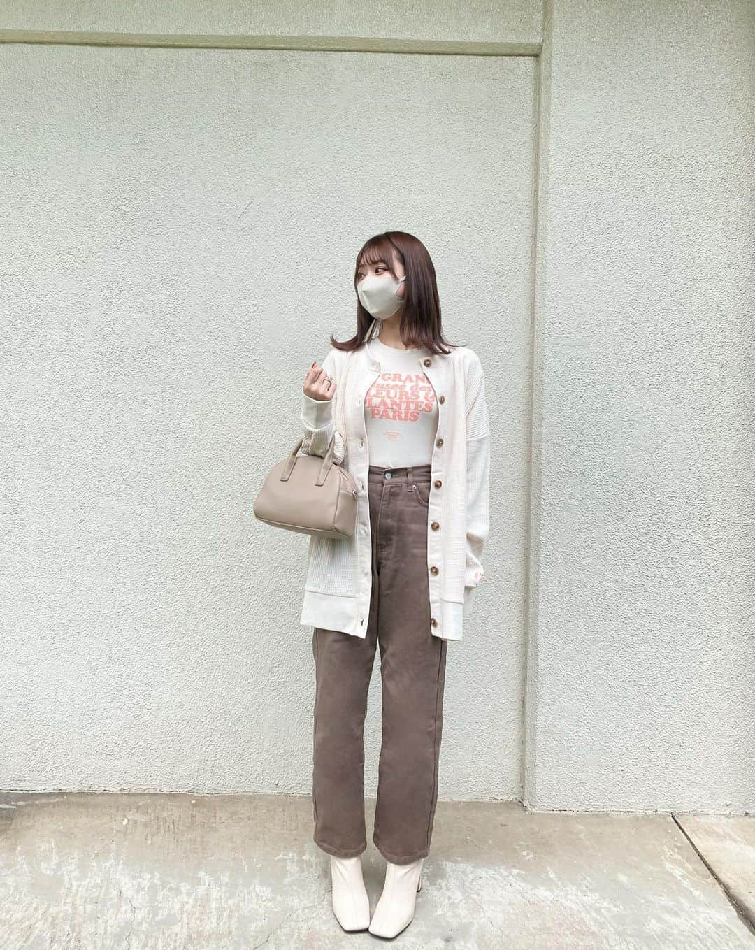 のインスタグラム：「🐈☁️ ⁡ 優しい色味のコーディネート ♡ ⁡ classicalelfのリラクシーなカーディガンに GRLのパンツを合わせてカジュアルに。💡 ⁡ カーディガンはワッフル素材で とっても着心地が良いです☝🏻 前後2wayで着れるのもポイント ♡ ⁡ 前ボタンでボタン開けるのが私的好みです🫢 ⁡ ⁡ cardigan @classicalelf_official size L / beige pants #GRL ⁡ ⁡ ⁡ ⁡ ⁡ #プチプラ #プチプラコーデ#クラシカルエルフ  #classicalelf #エルフコーデ #java #ジャバ  #タイアップ #uniqlo #gu #zara #ユニクロ  #ジーユー #ザラ #カーディガン #カーディガンコーデ  #ボレロ #ユニセックス #秋服 #秋コーデ #zozo #zozotown #zozotown購入品」