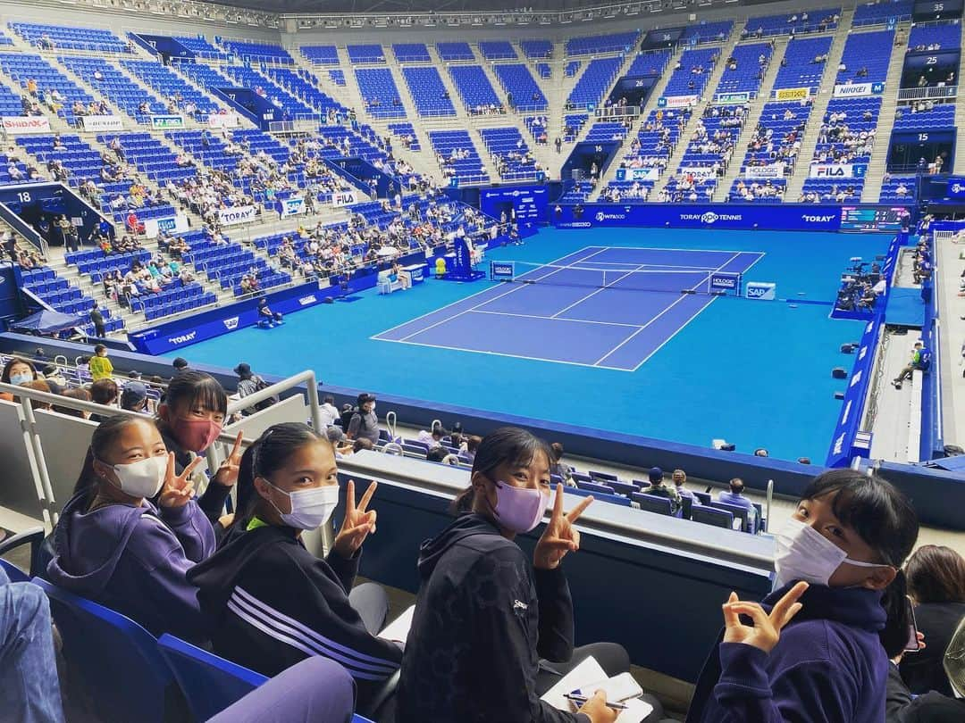 伊達公子さんのインスタグラム写真 - (伊達公子Instagram)「リポビタンPresents KIMIKO DATE×YONEX PROJECT Go for the GRAND SLAM キャンプ6回目　3日目  ジュニアたちは1日中、観戦する予定で、大坂なおみちゃんの試合をすごく楽しみにしていました。 ホテルを延泊することに決めていたジュニアもいた中… 残念なお知らせが入りました。 腹痛で棄権になってしまい、ジュニアたちはショックを隠しきれず。  世界中を飛び回り、連戦が続くと体調も当然ながらいろんな事が起きます。 風邪も引かないよう、今は当然コロナに感染しないよう、怪我をしないよう、さまざまなことに日々気を遣いながら過ごしていてもパーフェクトには難しいものです。  ジュニアたちは大坂なおみちゃんの試合を観るこちはできなかったけれど、ボールを打つことだけでない意味のある時間を過ごせ、沢山の強いエネルギーをトップレベルのプレーヤーたちから感じ、良いモチベーションになったことと思います。  今日もJTAから中山さんがジュニアたちと試合を観てくれました。  #kimikodate×yonexproject #伊達公子×yonexproject #yonexproject #yonex #yonexjapan #yonextennis #ヨネックス #girlsjuniors #リポビタン #大正製薬 #emシステムズ #emsystems #トヨタネッツ神戸 #goforthegrandslam #東レppo  #東レパンパシフィックオープン  #東レppoテニス2022  #torayppo2022」9月23日 11時44分 - kimiko.date