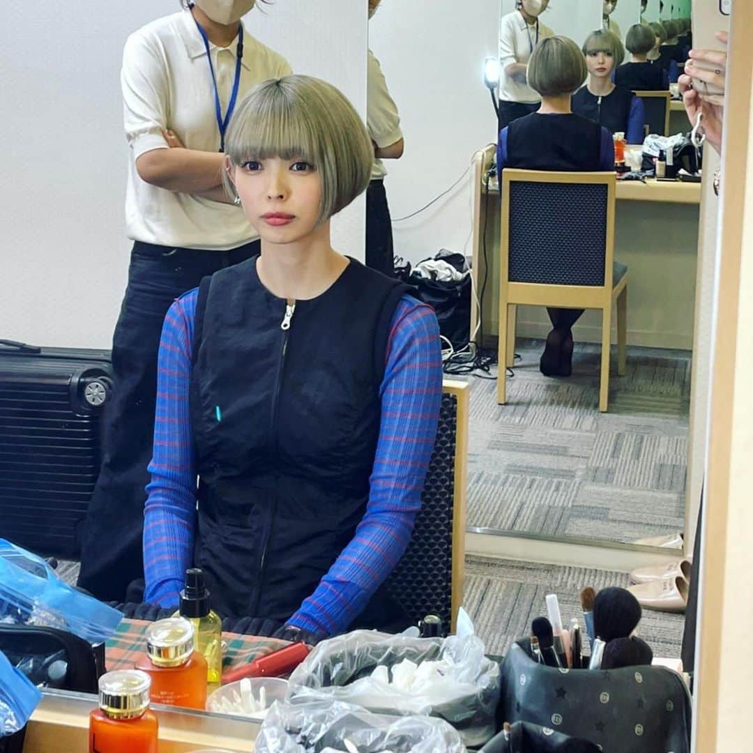 のインスタグラム：「みなさま、お元気ですか？  9/27(火)20時から放送の日本テレビ『さんま御殿』に なんと6年ぶりに出演します！！！！ また呼んで頂けて本当に嬉しい！！！ でもめちゃくちゃ緊張しました。笑  『鋼メンタル』vs『豆腐メンタル』ということで 私は思いっきり豆腐メンタル勢にいます。😂 根っこは劇的に変わることはないけれど 荒波に揉まれつつもこの業界で生きて 育児も経験して、だいぶ鋼に(気にはするけど打たれ強く)なったかなとは思います。 前より感情の切り替えも早くなりました。  写真は鏡にいっぱいうつってる私を どうにか撮りたいってみんな撮ってたよくわからん図です。笑  普段は一人で現場に行ってるのだけど この日はなめこちゃんもきてくれたよ🍄  9月は娘の風邪をもらってしまい 39度まで熱がでてなかなかに大変でしたが(大人の方が長引く…！笑) 一人でもなんとか乗り越えると、自信に繋がるなと思いました。  最近は大変なことより 楽しさや幸せな時間がたくさん増えています。 娘も少しずつ私に意思疎通を図ろうと あの手この手で色々伝えてくれて 泣いてる時間はほぼ無くなり 笑ってる時間が圧倒的に多くなりました。  「ぐずる理由がわからない…！😭どうしたら。。」 て混乱してた時期もありましたが 今は「めちゃくちゃにわかりやすいな！😂」 て思うようになりました。笑  「楽しい」「悔しい」「怖い」「悲しい」「ねむい」  ポジティブだけでなくネガティブな感情も 素直に表現してくれる娘がとても愛おしく 一生懸命生きているんだなと感じます。  後追いが少なかった娘ですが 最近は私の手を掴んで色んなところに連れてってくれるようになり とてもかわいいです🥰  育児と仕事 両立は大変だろうと思っていたし もちろんめちゃくちゃ大変だけど 意外となんとかなって少しずつペースができてきました。  来年の2月あたりに会えるイベント企画中です✌️ 少し早いですが、2月の2日〜5日あたり あけといてもらえると嬉しいです！ 詳しく決まったらすぐ告知します。  👆これは自主企画ですが 他にもトークイベントなど呼ばれているので 今年もまた機会がありそうです！ その都度告知しますが、私よく忘れるので 公式LINEをぜひお友だち登録しといて下さい🌞(←多分最速)」