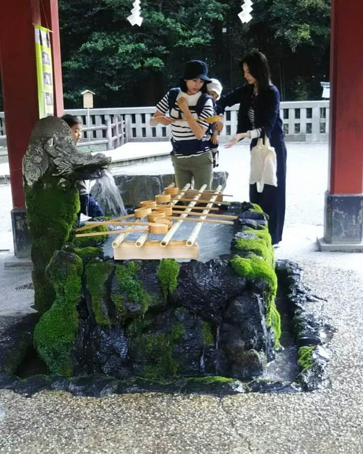 本仮屋リイナのインスタグラム：「お彼岸の中日。お墓参りに行けない代わりに、せめてご先祖さまに思いを馳せるだけでも。と、家族でお墓参りに訪れたときの写真を探していたら、4年前の霧島神宮での一枚が出てきました🐲☁️  そして、その晩に姉と当時１歳の長男が電話してる映像も😍💓寝る間際の電話で、ふたりがなかなか電話を切らないので、撮影したものです。何回もみちゃう。 #秋分の日 #お彼岸 ＃一粒万倍日」
