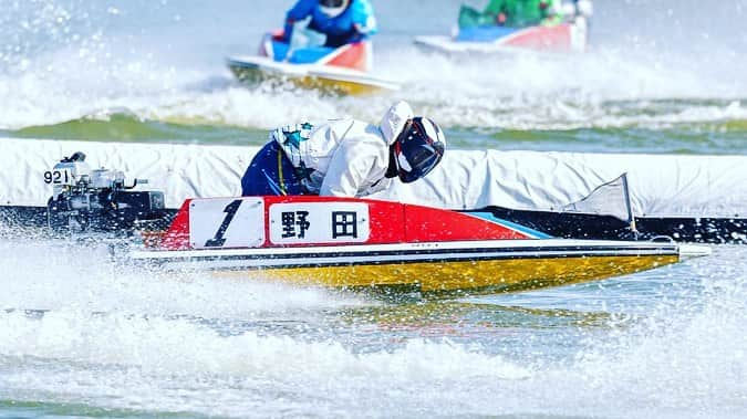 野田昇吾さんのインスタグラム写真 - (野田昇吾Instagram)「生まれ変わりました。野田昇吾です！  無事に1年間の訓練を終えて、ボートレーサーになって帰って参りました！ 登録番号は5259 です。  数年前まではボールの回転の事ばかり考えていましたが、今はモーターの回転、旋回の事ばかり考えてます。。 その中でも１つだけ変わらないものがあります… それはファンの方々に愛されるような1人の人間でありたいと言う気持ちです。  そしていま… 人生の第二章がスタートします。 デビュー戦は11月3日ボートレース戸田にて予定してます。 ボートレース業界を盛り上げていけるよう頑張りますので、よろしくお願い致します‼︎︎(野田昇吾の舟券の最高購入額は100円です🥺）  #ボートレース#ボートレーサー#ボートレース戸田#埼玉支部#131期#5259  不備がありましたので削除しました。コメント、いいね頂いた方申し訳ございません。」9月23日 12時25分 - shogonoda