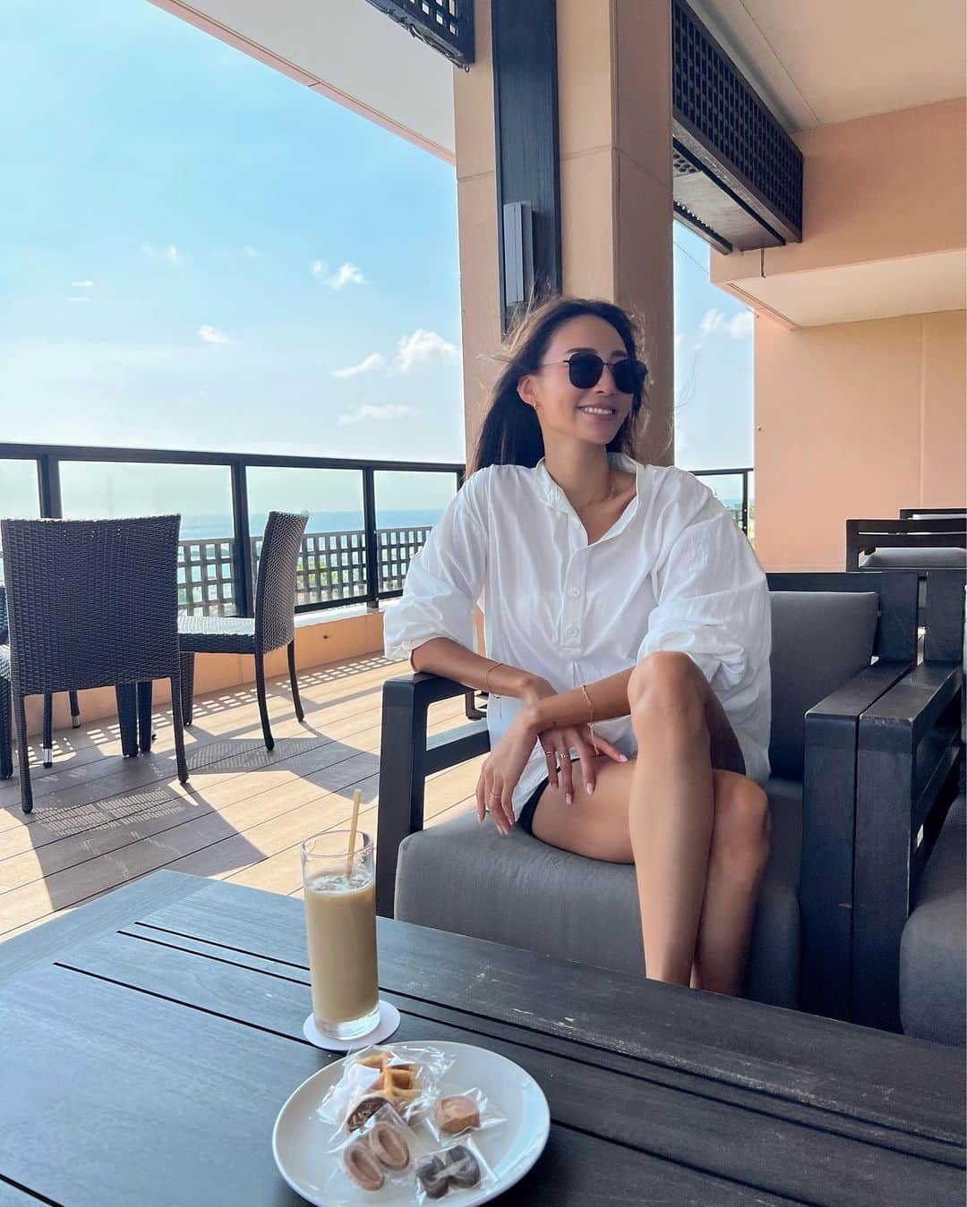 のインスタグラム：「朝食後はクラブラウンジでコーヒーを。 ちょうど良い気候と風が心地よくて そのままお昼寝しそうでした。笑  ホスピタリティはもちろんですが、 JAZZ MUSICが流れる空間で 心から安心している友達と語らう時間は極上の幸せ。  #shigiramirage #シギラミラージュ #clublounge」
