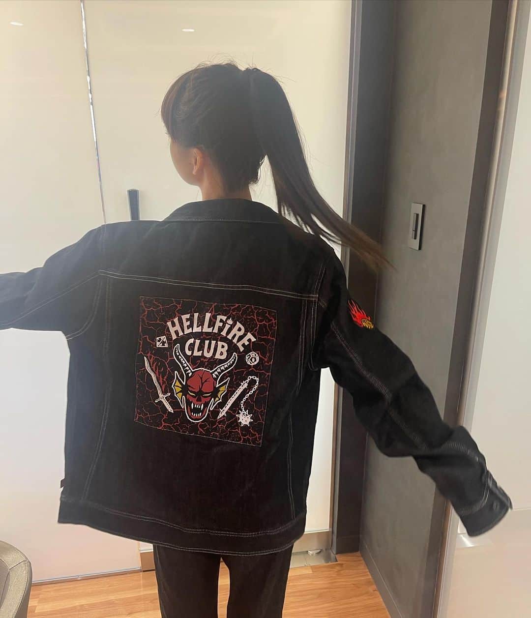 荻野由佳のインスタグラム：「vans×stranger things かっこよくてかわいいジャケット♡  Thankyou🖤♥️ @vansjapan」