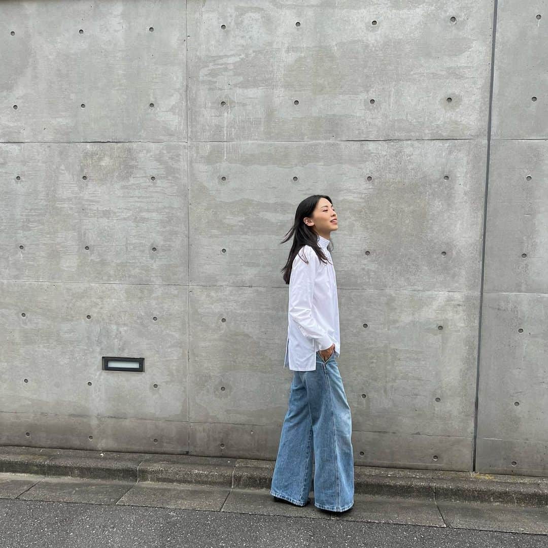 申真衣のインスタグラム：「新しい👖Y2K気分がとまらない🦋  top @prada  denim @khaite_ny pearls @tasaki_intl」